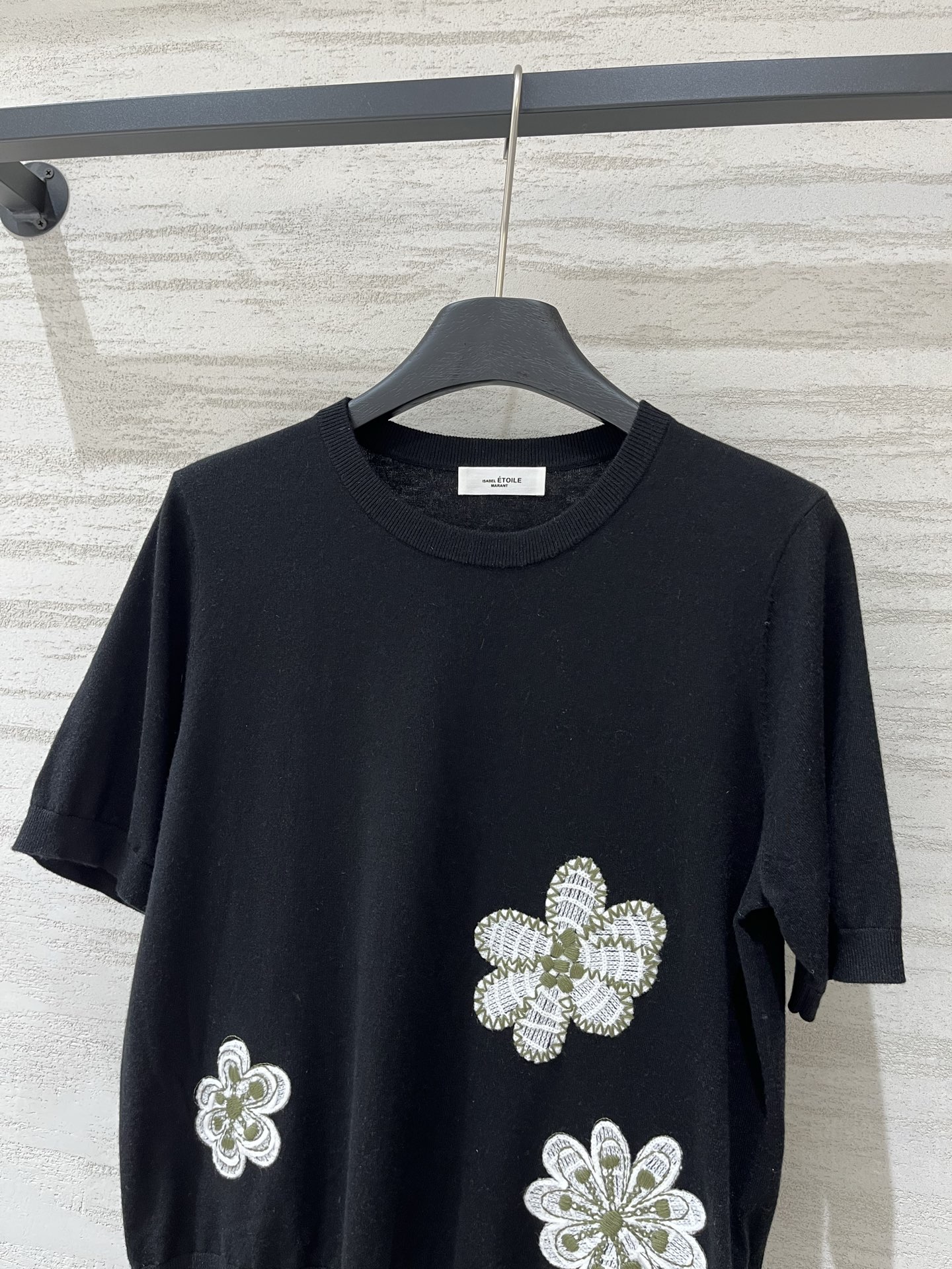 IsabelMarant 早秋新款 花朵刺绣针织短袖，三朵重工立体花朵刺绣，白色花瓣配绿色花蕊，精致又灵