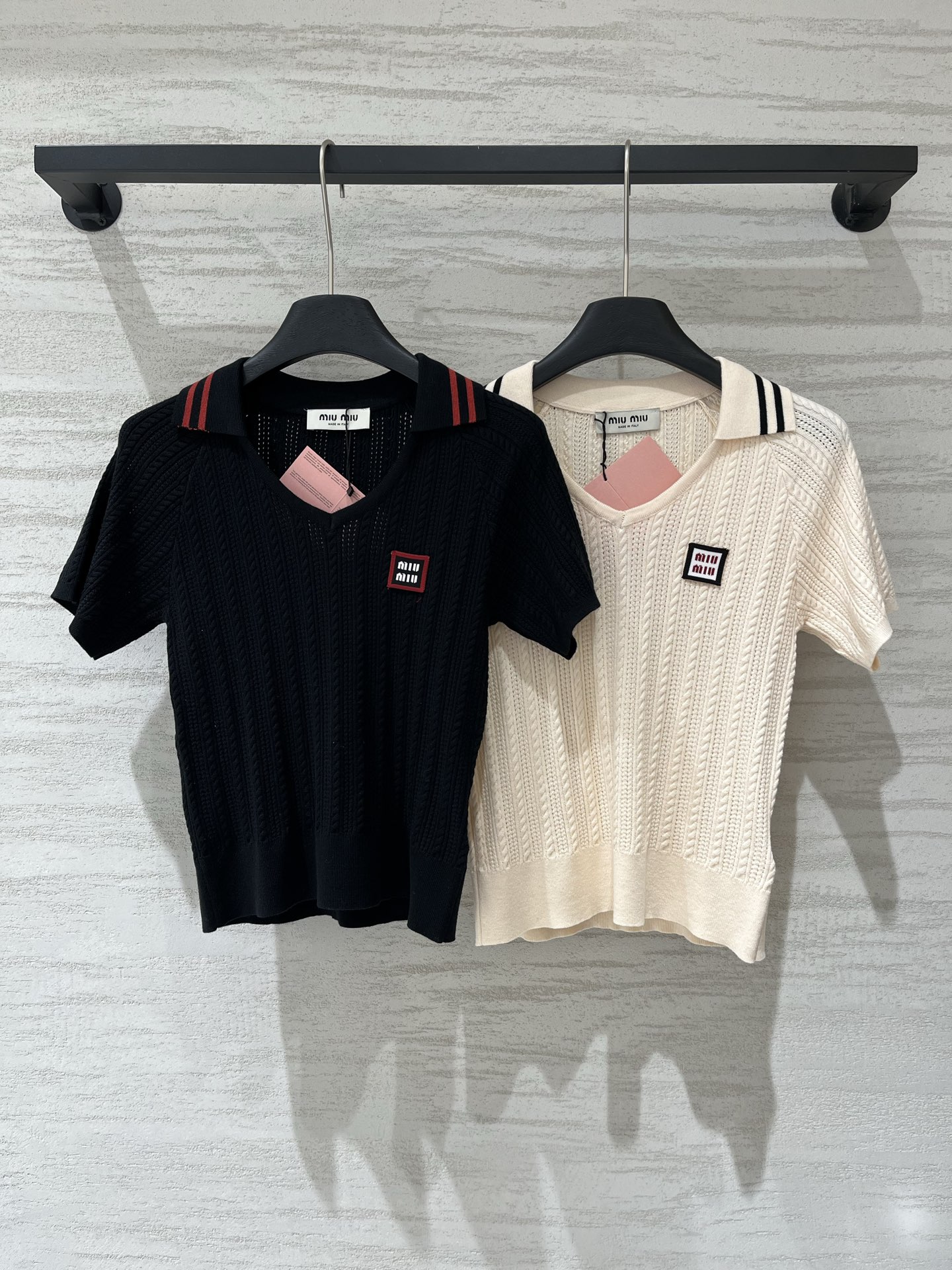 MIUMI* 新款 简约风翻领短袖款 logo图案修饰点缀 上身高级氛围感十足 两色SML