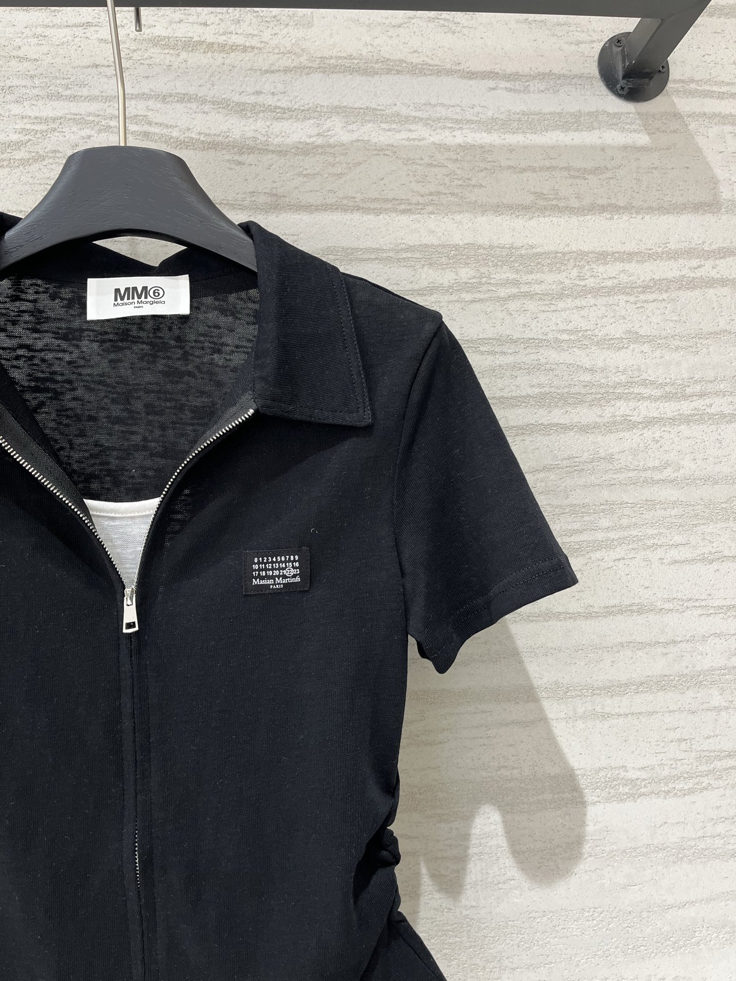 MM6 Maison Margiela 26 夏季新款 拉链Polo短款T恤，双向金属拉链贯穿衣身，腰部