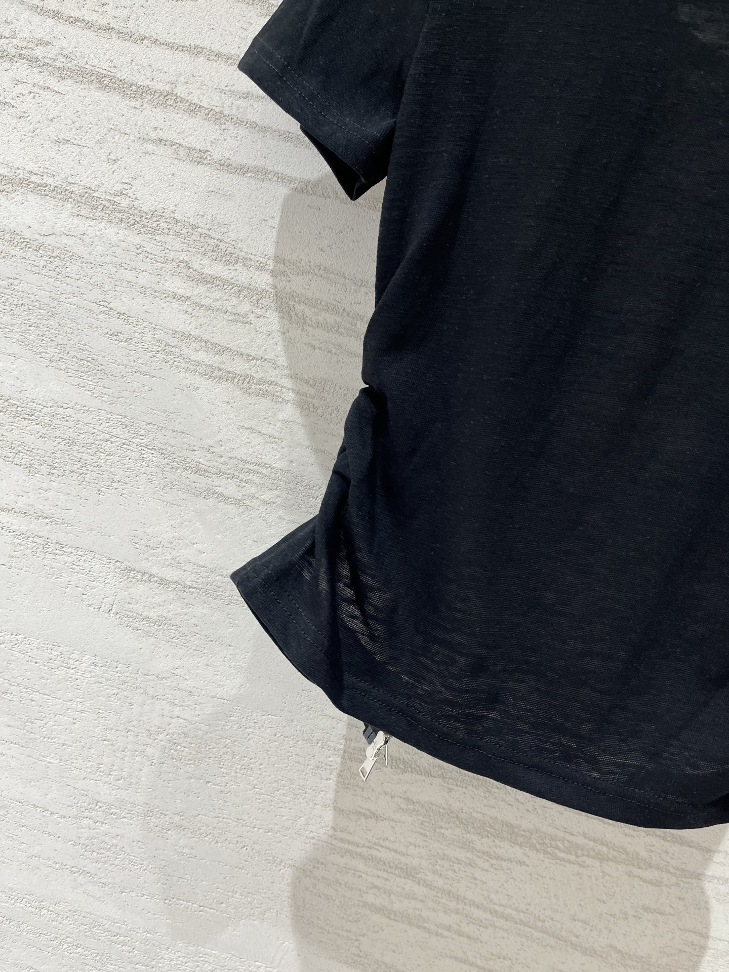 MM6 Maison Margiela 26 夏季新款 拉链Polo短款T恤，双向金属拉链贯穿衣身，腰部
