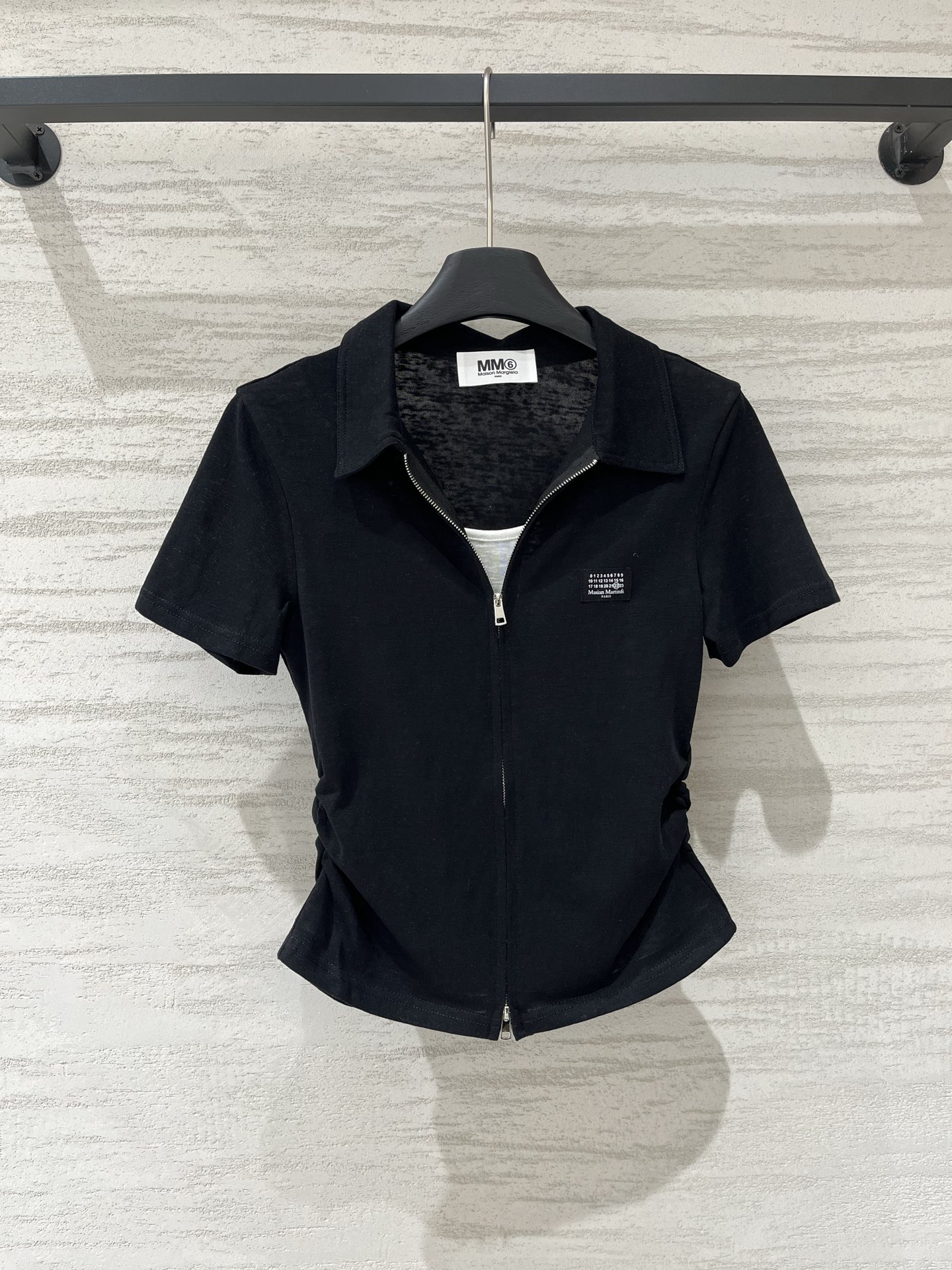 MM6 Maison Margiela 26 夏季新款 拉链Polo短款T恤，双向金属拉链贯穿衣身，腰部