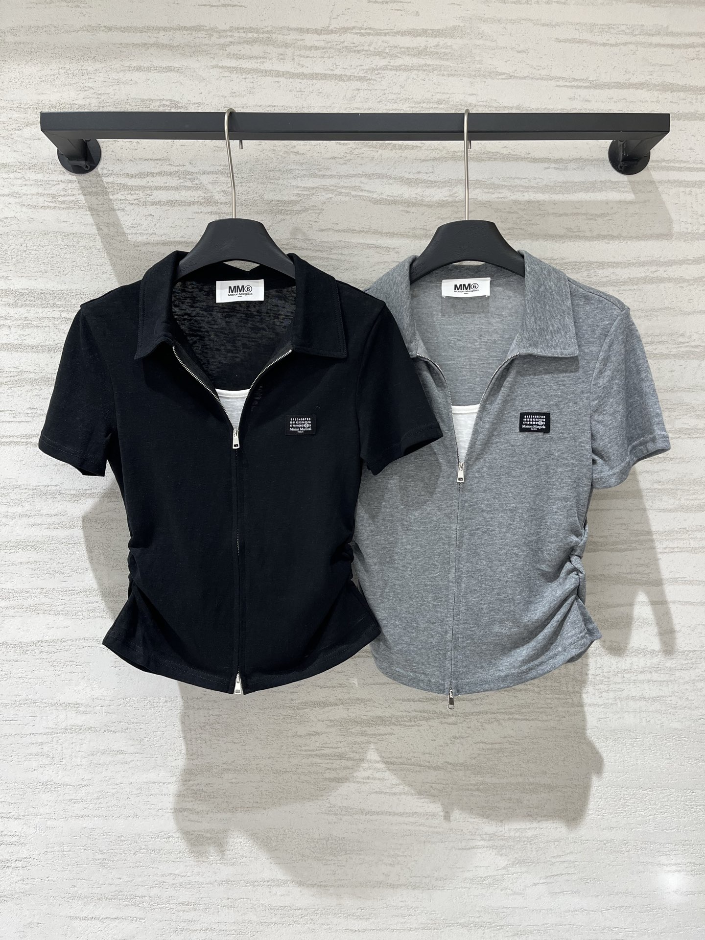 NO:921901,MM6 Maison Margiela 26 new summer style zipper Polo short T-shirt, two-way metal zipper runs through the body, shirring design on both sides of the waist, with built-in waist effect, suitable for Korean relaxed wear. Three colors SML, masion margiela, tees, t-shirt,19860909MM6 Maison Margiela 26 夏季新款 拉链Polo短款T恤,双向金属拉链贯穿衣身,腰部两侧有抽褶设计,自带收腰效果,适配韩系松弛感穿搭 三色SML,,masion margiela,tees，t-shirt,,Women's clothing