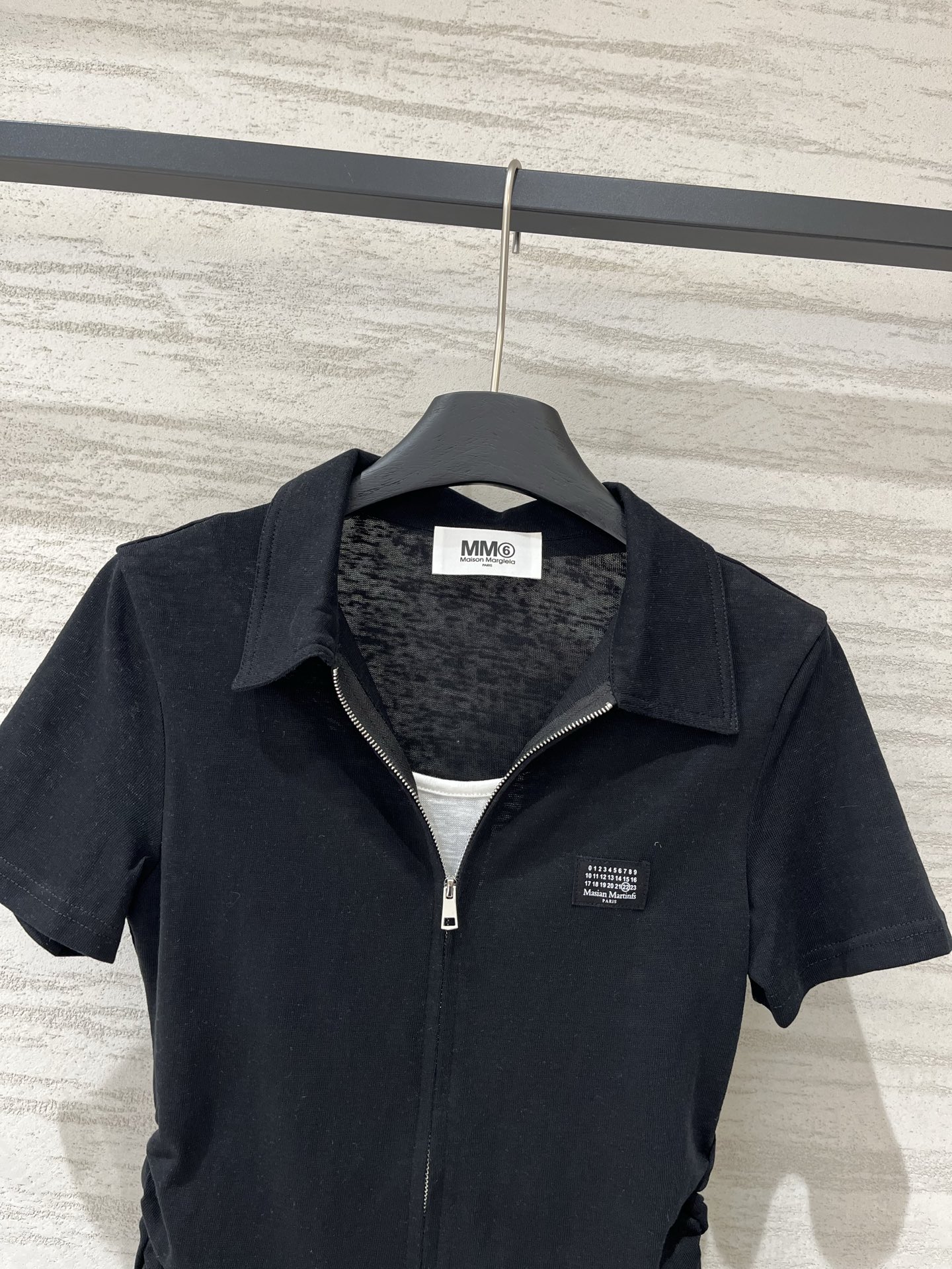MM6 Maison Margiela 26 夏季新款 拉链Polo短款T恤，双向金属拉链贯穿衣身，腰部