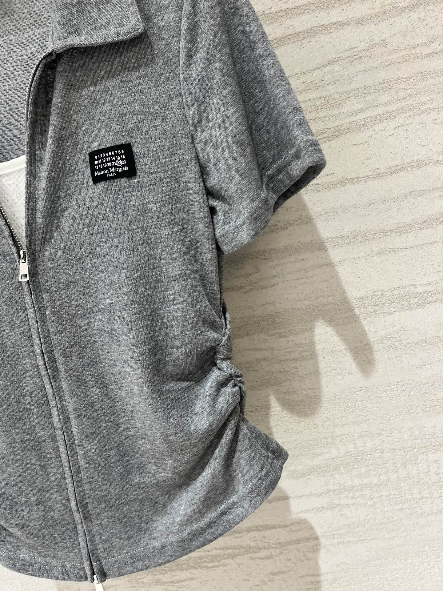 MM6 Maison Margiela 26 夏季新款 拉链Polo短款T恤，双向金属拉链贯穿衣身，腰部
