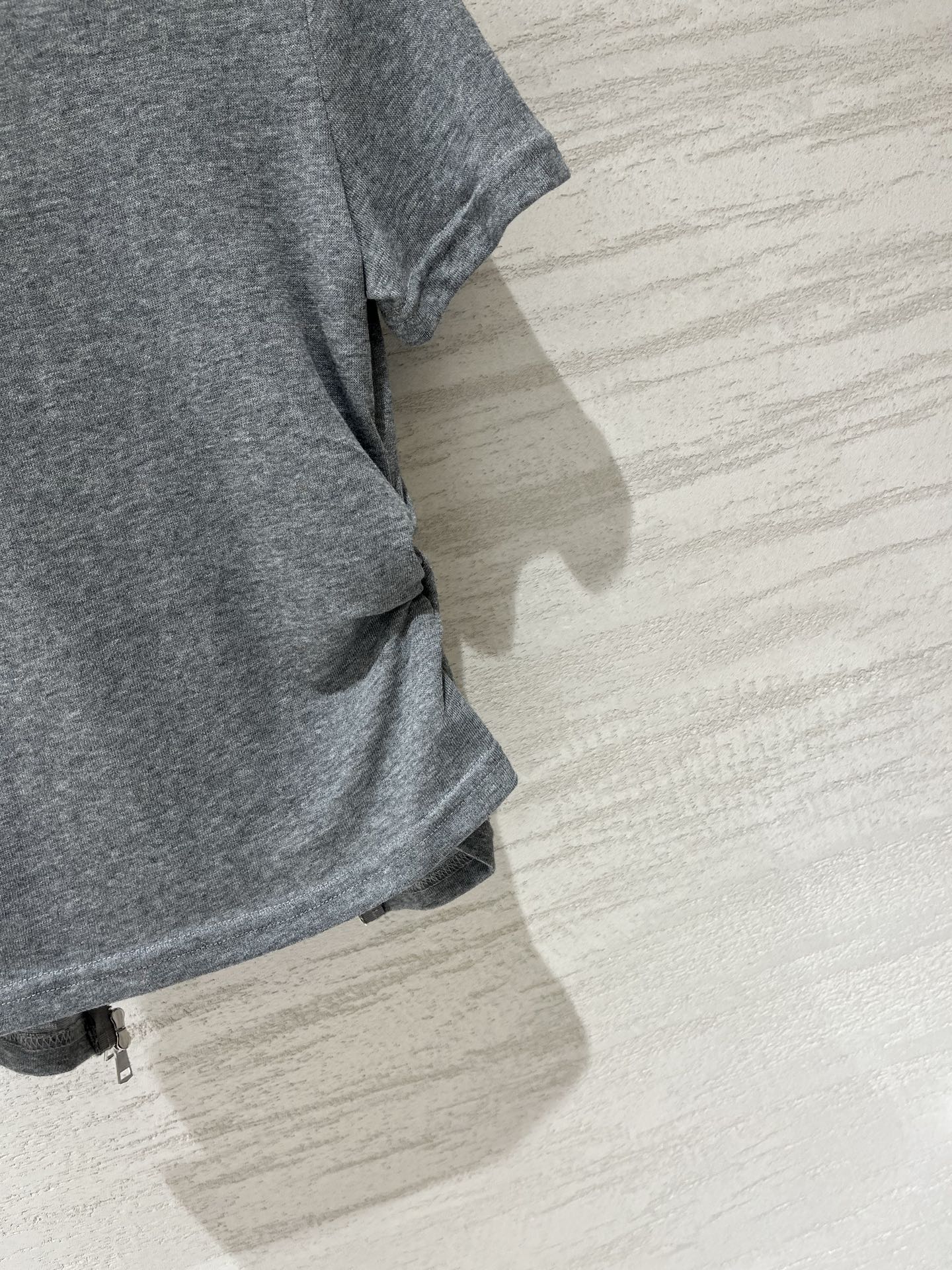 MM6 Maison Margiela 26 夏季新款 拉链Polo短款T恤，双向金属拉链贯穿衣身，腰部