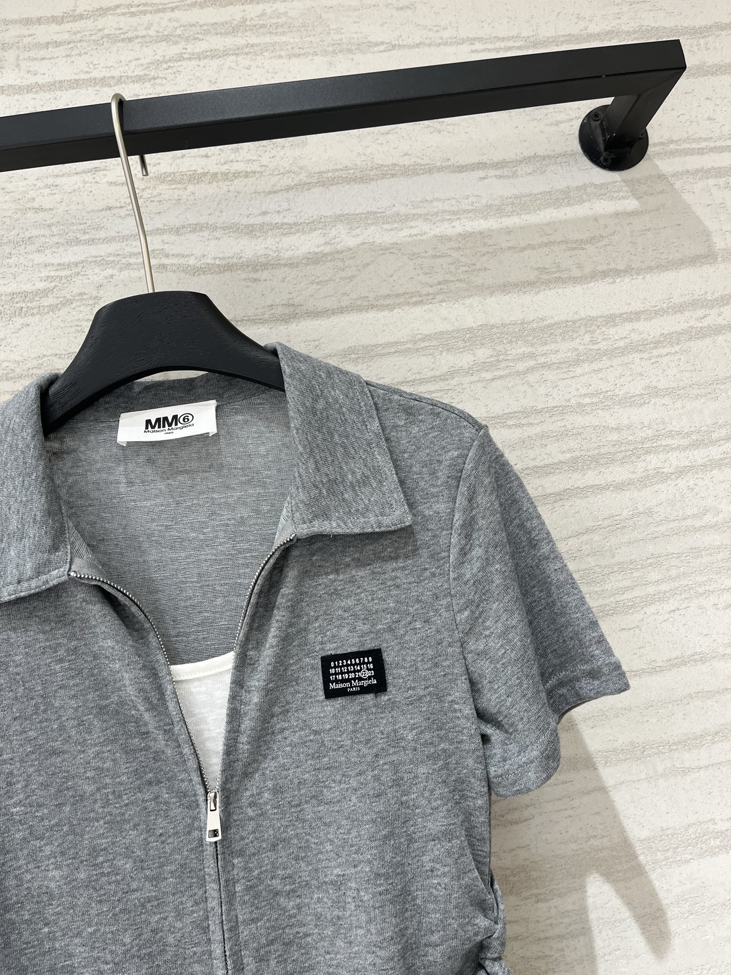 MM6 Maison Margiela 26 夏季新款 拉链Polo短款T恤，双向金属拉链贯穿衣身，腰部