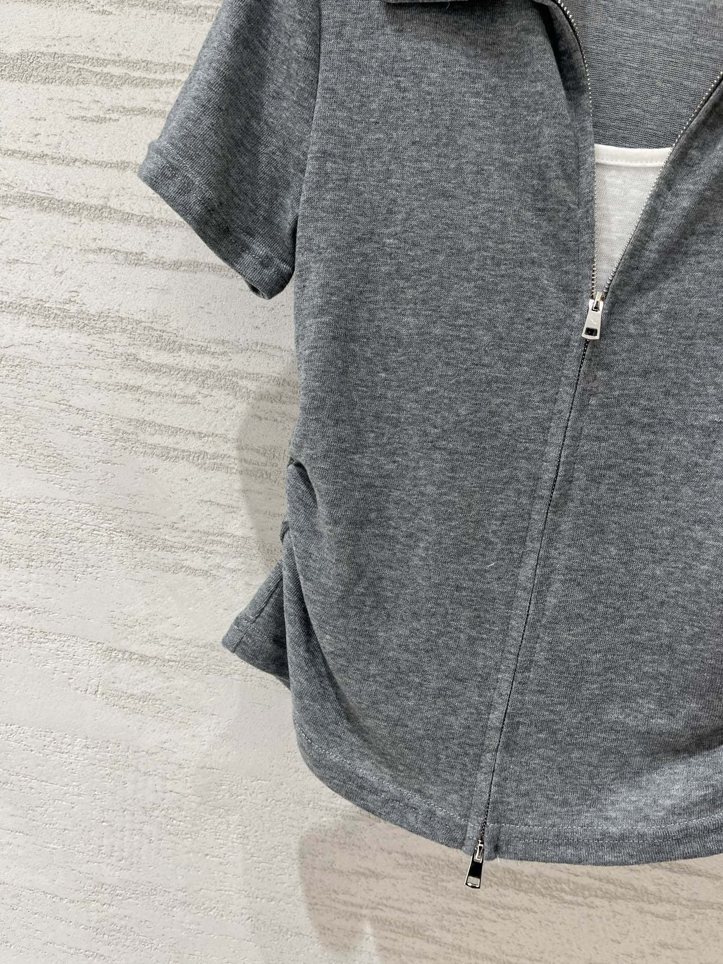 MM6 Maison Margiela 26 夏季新款 拉链Polo短款T恤，双向金属拉链贯穿衣身，腰部