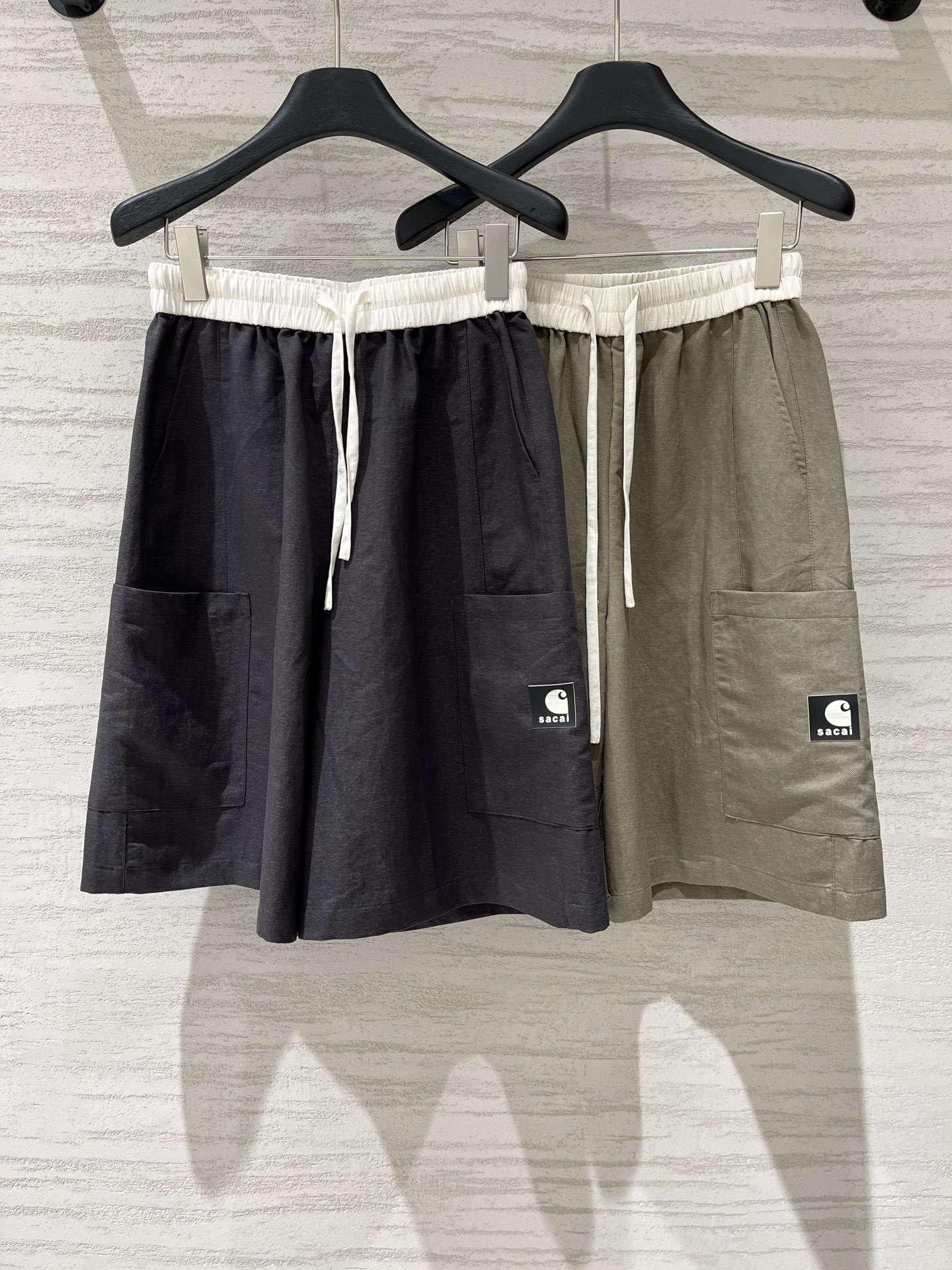 NO:921911,'Sacai 26 new summer style workwear five-point shorts' Personalized and versatile pants, contrasting color splicing elastic waist, drawstrings for a sense of relaxation, large patch pockets on both sides, workwear style, small logo details on the sides, breathable washed cotton fabric, good drape without picking on the leg shape, five-point length just covers the thigh meat, hiding the flesh to make you slim without picking up the figure. Two-color SML,,shorts,19860909「Sacai 26夏季新款 工装五分短裤」 自留百搭神裤,撞色拼接松紧腰,抽绳自带松弛感,双侧大贴袋工装版型,侧边小Logo细节拉满,透气水洗棉面料,垂感好不挑腿型,五分长度刚好盖过大腿肉,藏肉显瘦不挑身材 两色色SML,,shorts,,Women's clothing