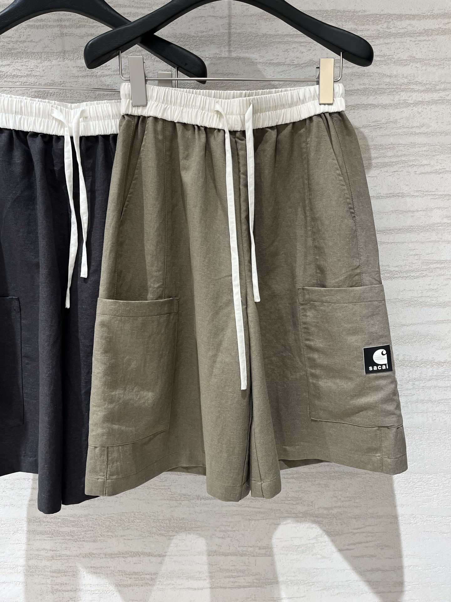 NO:921906,'Sacai 26 new summer style workwear five-point shorts' Self-made versatile pants, contrasting color splicing elastic waist, drawstrings for a sense of relaxation, large patch pockets on both sides, workwear style, small logo details on the sides, breathable washed cotton fabric, good drape without picking on the leg shape, five-point length just covers the thigh meat, hiding the flesh to make you slim without picking up the figure. Two-color SML,,shorts,19860909「Sacai 26夏季新款 工装五分短裤」 自留百搭神裤,撞色拼接松紧腰,抽绳自带松弛感,双侧大贴袋工装版型,侧边小Logo细节拉满,透气水洗棉面料,垂感好不挑腿型,五分长度刚好盖过大腿肉,藏肉显瘦不挑身材 两色SML,,shorts,,Women's clothing