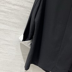 「MM6 宽松休闲款薄款西装外套」垂坠感与廓形感兼具,适合通勤与日常混搭,袖口采用白色翻边撞色设计,型偏 「MM6 宽松休闲款薄款西装外套」垂坠感与廓形感兼具,适合通勤与日常混搭,袖口采用白色翻边撞色设计,型偏