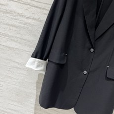 「MM6 宽松休闲款薄款西装外套」垂坠感与廓形感兼具,适合通勤与日常混搭,袖口采用白色翻边撞色设计,型偏 「MM6 宽松休闲款薄款西装外套」垂坠感与廓形感兼具,适合通勤与日常混搭,袖口采用白色翻边撞色设计,型偏