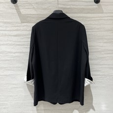 「MM6 宽松休闲款薄款西装外套」垂坠感与廓形感兼具,适合通勤与日常混搭,袖口采用白色翻边撞色设计,型偏 「MM6 宽松休闲款薄款西装外套」垂坠感与廓形感兼具,适合通勤与日常混搭,袖口采用白色翻边撞色设计,型偏