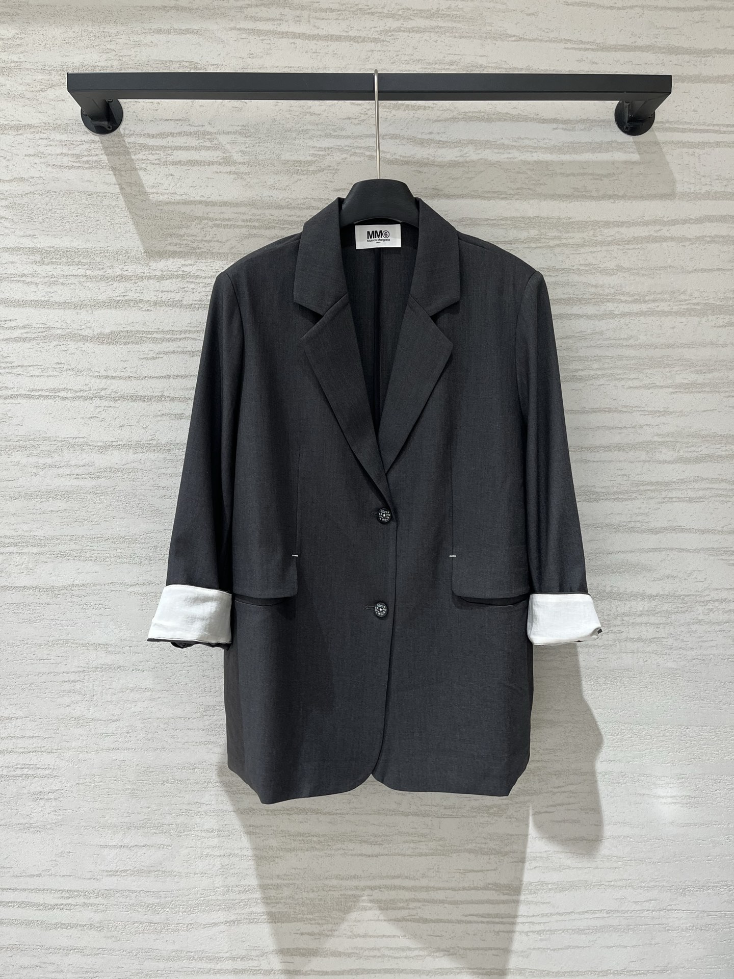 NO:921871,'MM6 Loose Casual Thin Suit Jacket' has both drape and silhouette, suitable for commuting and daily mixing. The cuffs are designed with white cuffs and contrasting colors, oversize, and dropped shoulders. It is comfortable and casual to wear and does not care about your figure. Gray Black Size SM, masion margiela, versace, jackets & coats, business suit,19860909「MM6 宽松休闲款薄款西装外套」 垂坠感与廓形感兼具,适合通勤与日常混搭,袖口采用白色翻边撞色设计,型偏oversize,落肩设计,穿着舒适随性,不挑身材 灰色 黑色 码数SM,,masion margiela,versace,jackets & coats,business suit,,Women's clothing