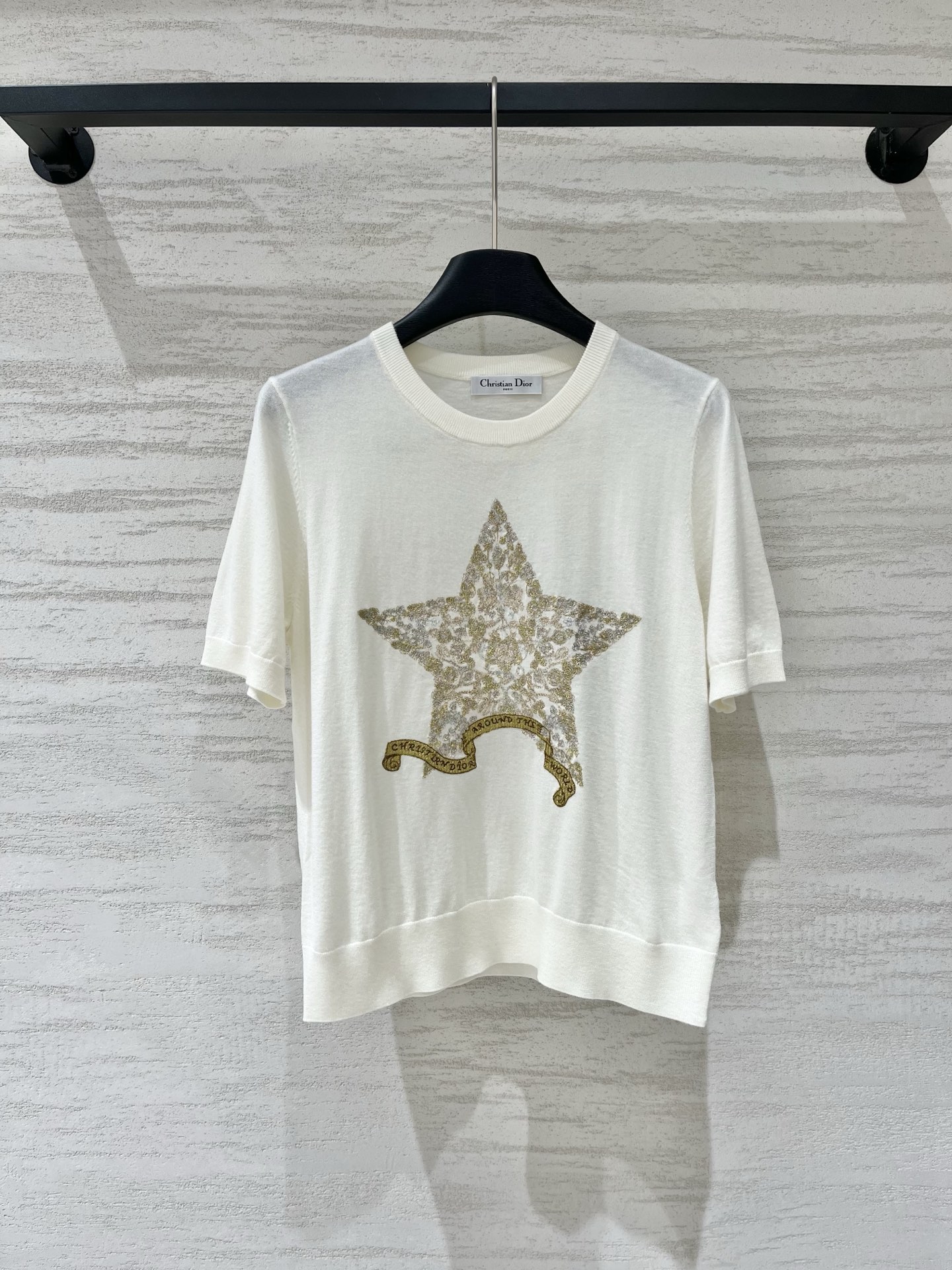 NO:922960,DIOR 26 new summer model, gold thread embroidered five-pointed star knitted short-sleeves, gentle and elegant, full of details, looks good when worn alone, ultra-fine knitted fabric, full of drape and not easy to wrinkle, suitable for commuting and leisure, low-key light luxury style, with suit pants/pleated skirts, you can instantly become a rich girl. Three-color SML, dior, skirts, T-shirt, business suit,19860909DIOR 26夏季新款 金线刺绣五角星针织短袖,温柔又显气质,细节感拉满,单穿内搭都好看,超细针织面料,垂感十足不易皱,通勤休闲两相宜,低调轻奢风,配西装裤/百褶裙秒变富家千金 三色SML,,dior,skirts,T-shirt,business suit,,Women's clothing