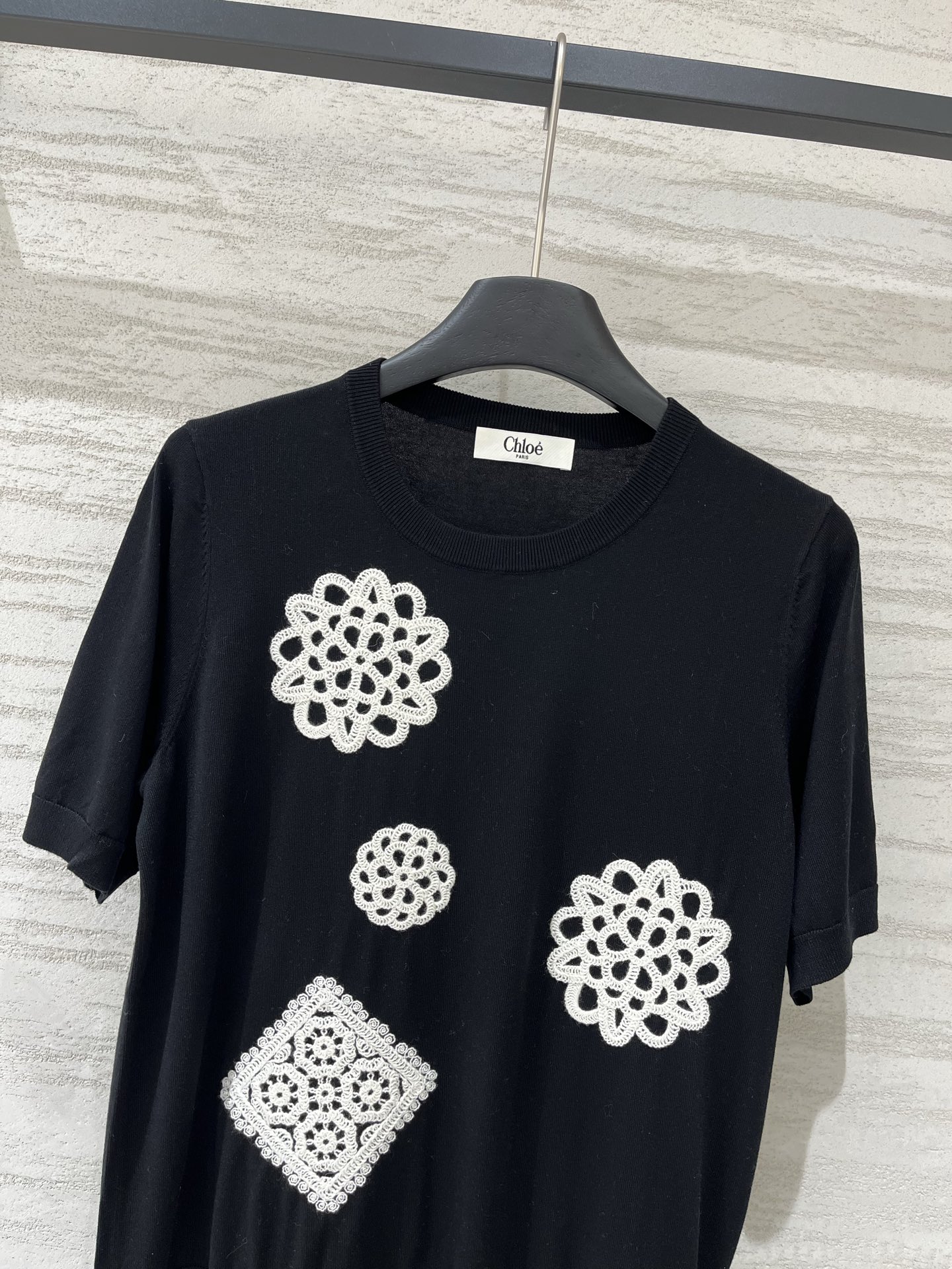 Chloe 夏季新款 重工钩花针织短袖，经典黑白撞色钩花，高级感直接拉满，立体手工钩织花朵，大小错落有致