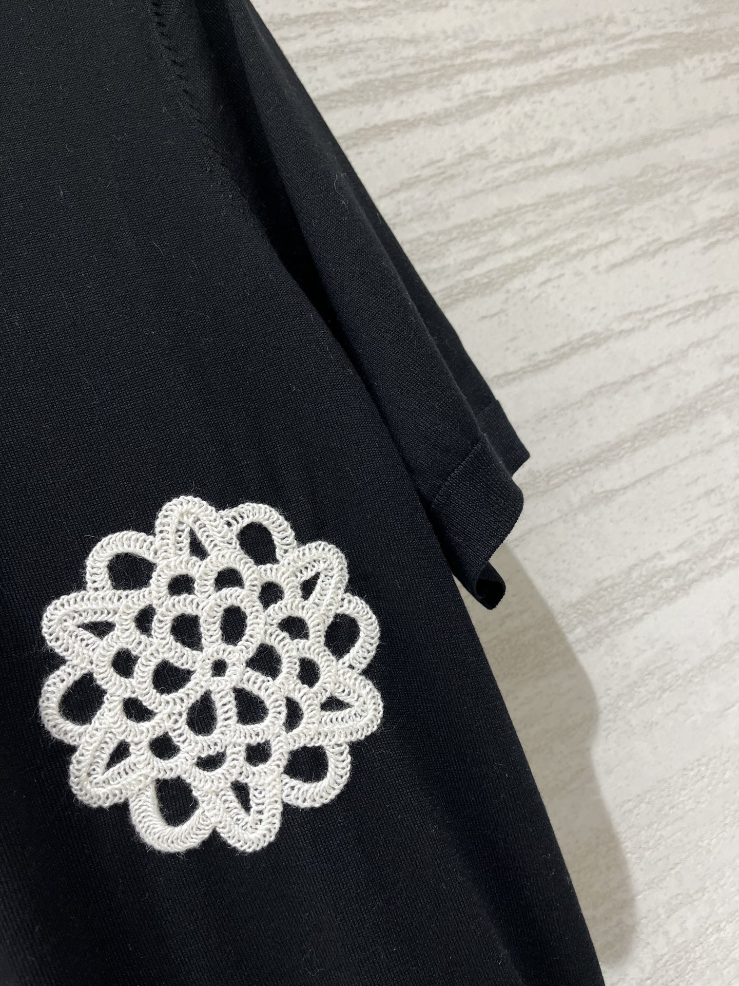 Chloe 夏季新款 重工钩花针织短袖，经典黑白撞色钩花，高级感直接拉满，立体手工钩织花朵，大小错落有致