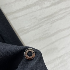 LP 早秋新款 黑白撞色Polo领针织套装,经典黑白撞色,永不过时的高级感,假两件Polo领设计,V领拉 LP 早秋新款 黑白撞色Polo领针织套装,经典黑白撞色,永不过时的高级感,假两件Polo领设计,V领拉