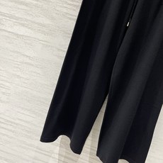 LP 早秋新款 黑白撞色Polo领针织套装,经典黑白撞色,永不过时的高级感,假两件Polo领设计,V领拉 LP 早秋新款 黑白撞色Polo领针织套装,经典黑白撞色,永不过时的高级感,假两件Polo领设计,V领拉