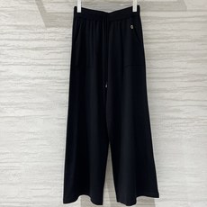 LP 早秋新款 黑白撞色Polo领针织套装,经典黑白撞色,永不过时的高级感,假两件Polo领设计,V领拉 LP 早秋新款 黑白撞色Polo领针织套装,经典黑白撞色,永不过时的高级感,假两件Polo领设计,V领拉