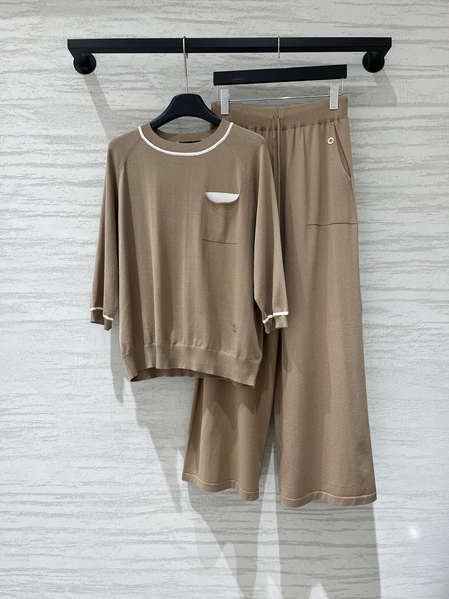 NO:922922,LP's early autumn new camel round neck knitted suit, gentle milk tea camel color, white and high-end, round neck with white edge design, contrasting small pockets on the chest to reduce age, three-quarter sleeves and off-shoulder version, very friendly to broad shoulders and thick backs, good at hiding flesh, wide-leg straight pants in the same color, full of drape, windy walking, long legs, lazy and relaxed feeling, suitable for home/outing/commuting, size SML, loro piana,19860909LP 早秋新款 驼色圆领针织套装,温柔奶茶驼色,显白又高级,圆领撞白边设计,胸前撞色小口袋点缀更减龄,七分袖落肩版型,对肩宽背厚超友好,藏肉一绝,同色系阔腿直筒裤,垂感十足,走路带风显腿长,慵懒松弛感拉满,居家/出街/通勤都适配 码数SML,,loro piana,,Women's clothing