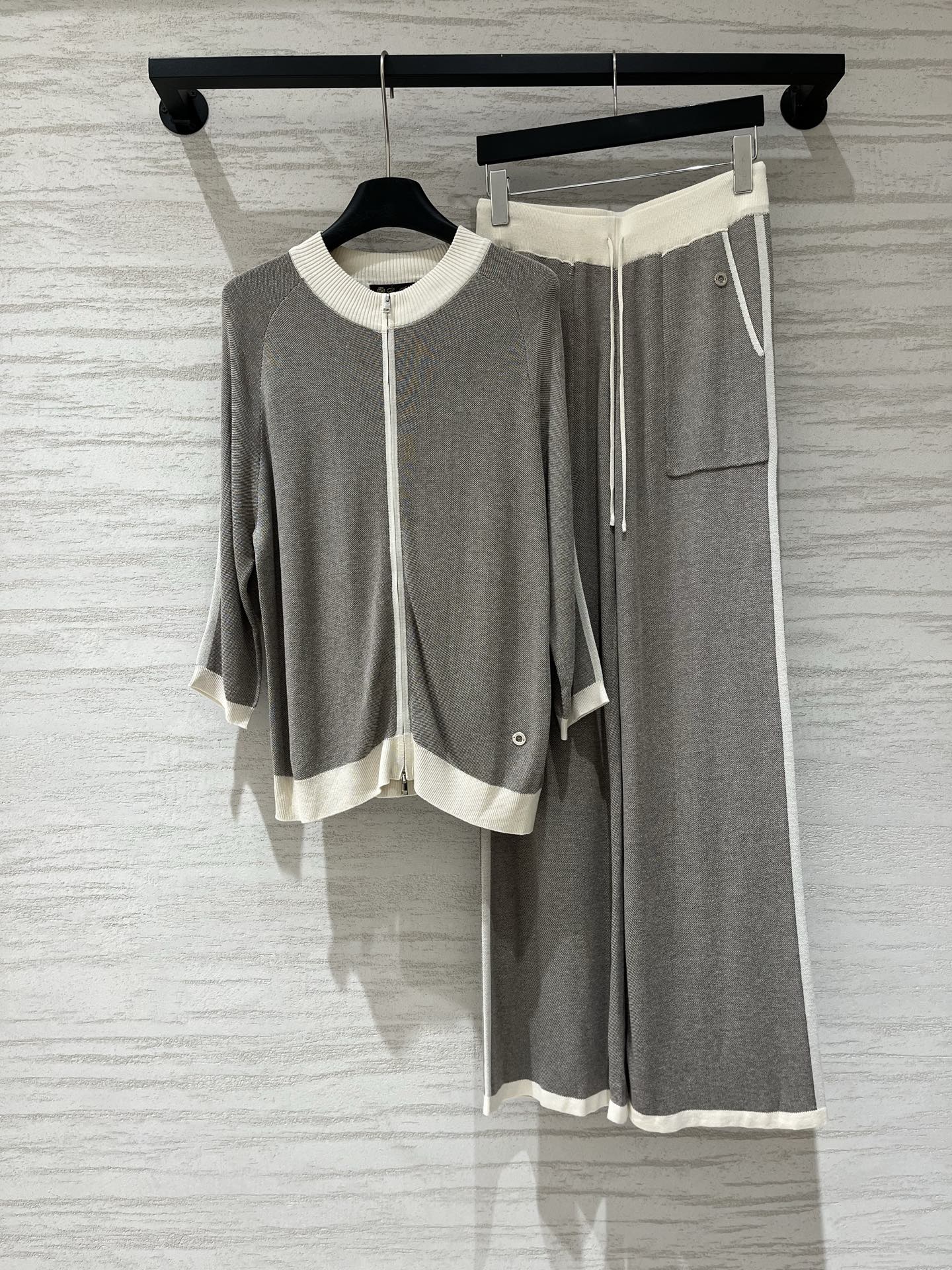 NO:922900,LP Early Autumn New Style Three-quarter sleeves contrasting color knitted suit, contrasting colors weaken dullness, visually slimming, raglan three-quarter sleeves cut, very tolerant to various shoulder shapes, can be opened or fully pulled, multiple ways of wearing, full drape wide-leg pants, hide the flesh to modify the leg shape, elastic waist does not tighten the abdomen, effortless sense of luxury, simple and light luxury version, the upper body looks slim and elegant Two-color SML, loro piana,19860909LP 早秋新款 七分袖撞色针织套装,撞色弱化沉闷感,视觉显瘦一绝,插肩七分袖剪裁,对各种肩型包容性很强,可敞开可全拉,多种穿法,垂感满分阔腿裤,藏肉修饰腿型,松紧腰不勒腹,不费力的高级感,简约轻奢版型,上身显瘦大气 两色SML,,loro piana,,Women's clothing