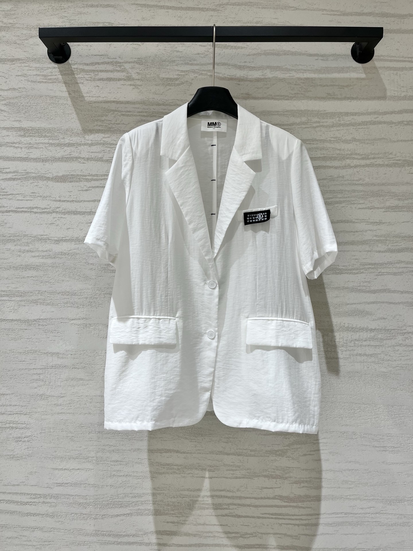 NO:922877,MM6 cotton and linen short-sleeved suit jacket, loose H-shaped silhouette, dropped shoulder short-sleeved design, upper body is casual and not flattering, light and slightly wrinkled textured fabric, light and breathable, not stuffy in summer, classic notch lapel, two-button placket, chest pocket with brand logo decoration, flap pockets on both sides, minimalist commuting style, with a sense of relaxation, great when worn alone or layered. Two-color SM, masion margiela, jackets &  coats, T-shirts,19860909MM6 棉麻短袖西服外套,宽松H型廓形,落肩短袖设计,上身随性不挑身材,轻薄微皱肌理感面料,轻薄透气垂顺,夏季穿不闷,经典平驳领、两粒扣门襟、胸前口袋带品牌布标装饰、两侧翻盖口袋,极简通勤风,自带松弛感,单穿叠搭都很出彩 两色SM,,masion margiela,jackets & coats,T-shirt,,Women's clothing