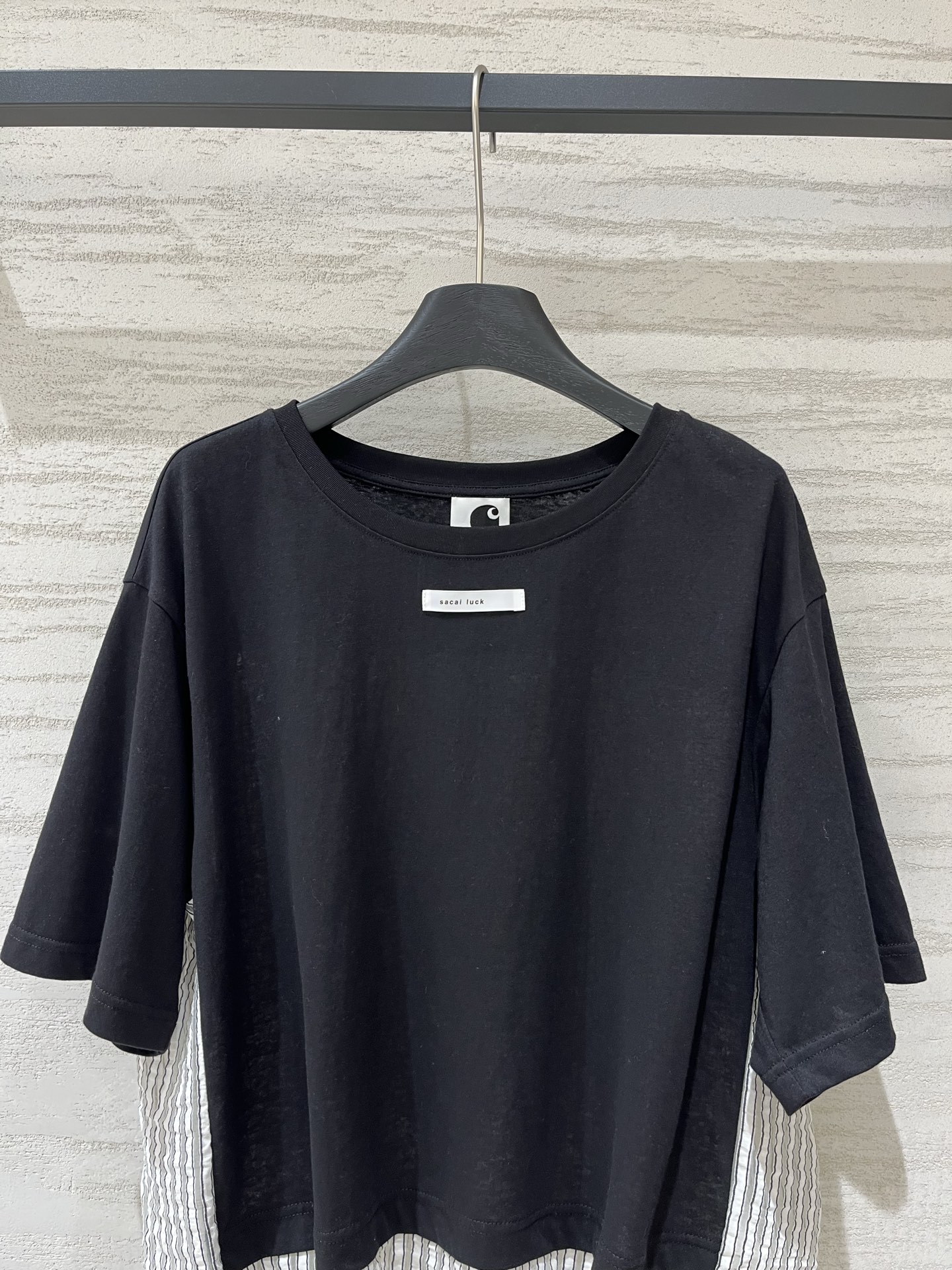 Sacai 假两件拼接抽绳短袖T恤，宽松落肩版型，假两件设计，上身随性显瘦，上半部分棉感面料 + 下半部