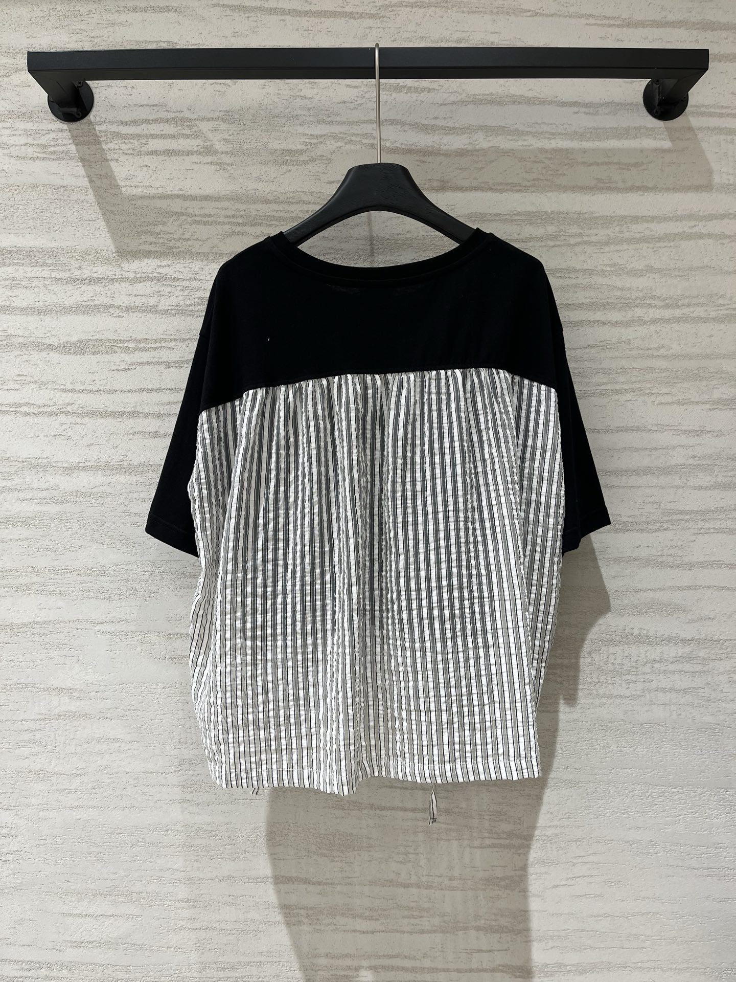 Sacai 假两件拼接抽绳短袖T恤，宽松落肩版型，假两件设计，上身随性显瘦，上半部分棉感面料 + 下半部