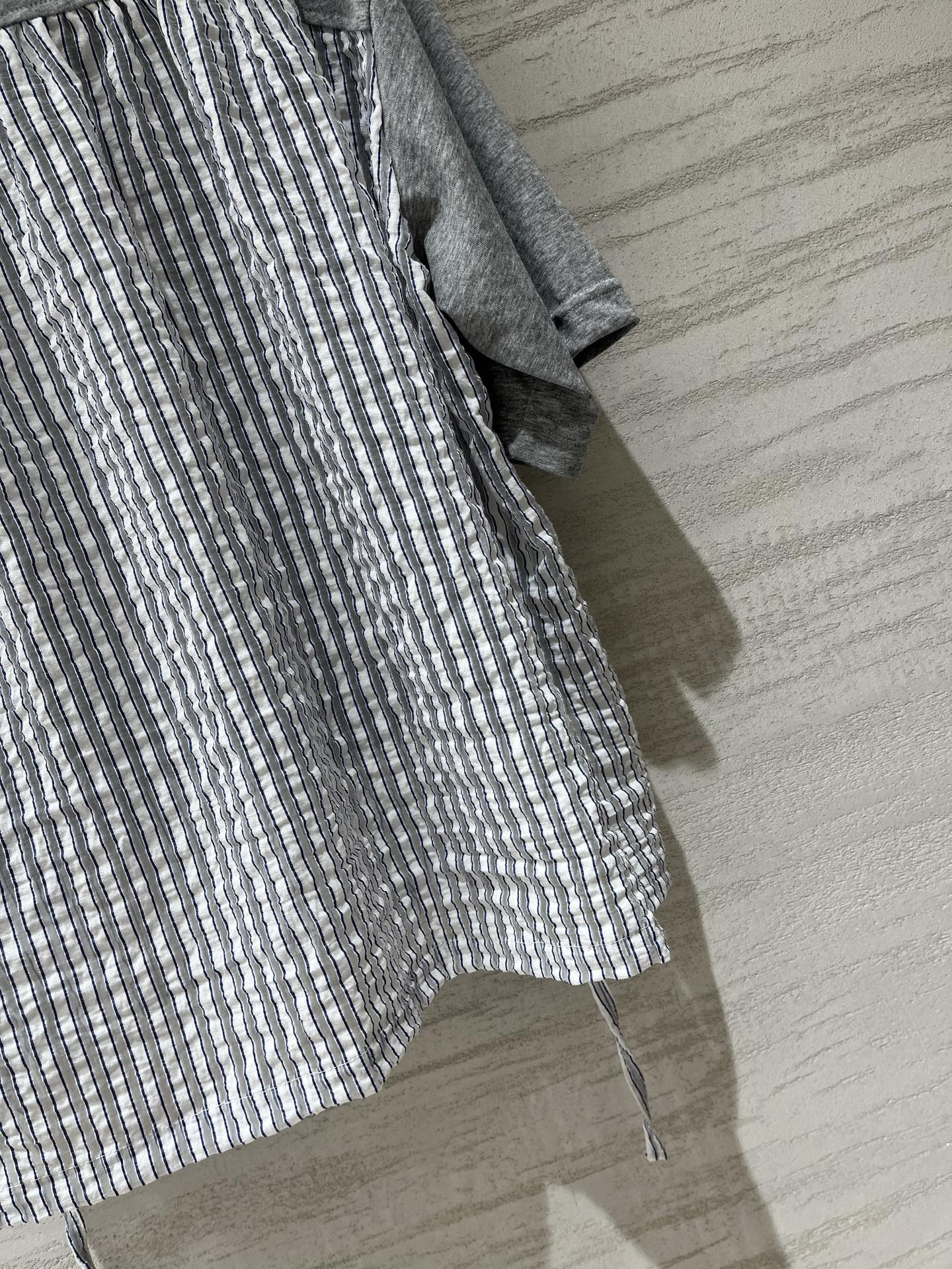 Sacai 假两件拼接抽绳短袖T恤，宽松落肩版型，假两件设计，上身随性显瘦，上半部分棉感面料 + 下半部