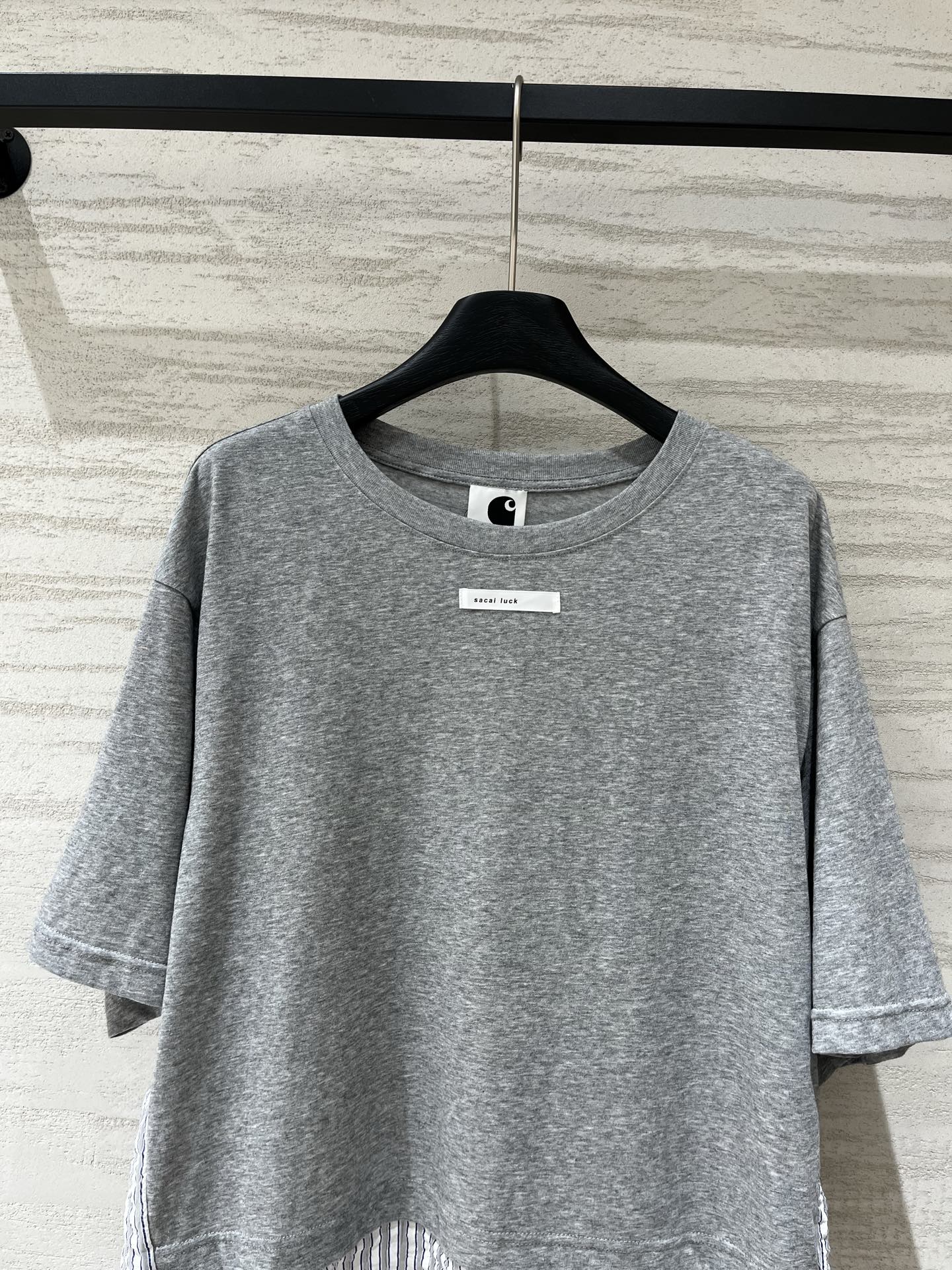 Sacai 假两件拼接抽绳短袖T恤，宽松落肩版型，假两件设计，上身随性显瘦，上半部分棉感面料 + 下半部