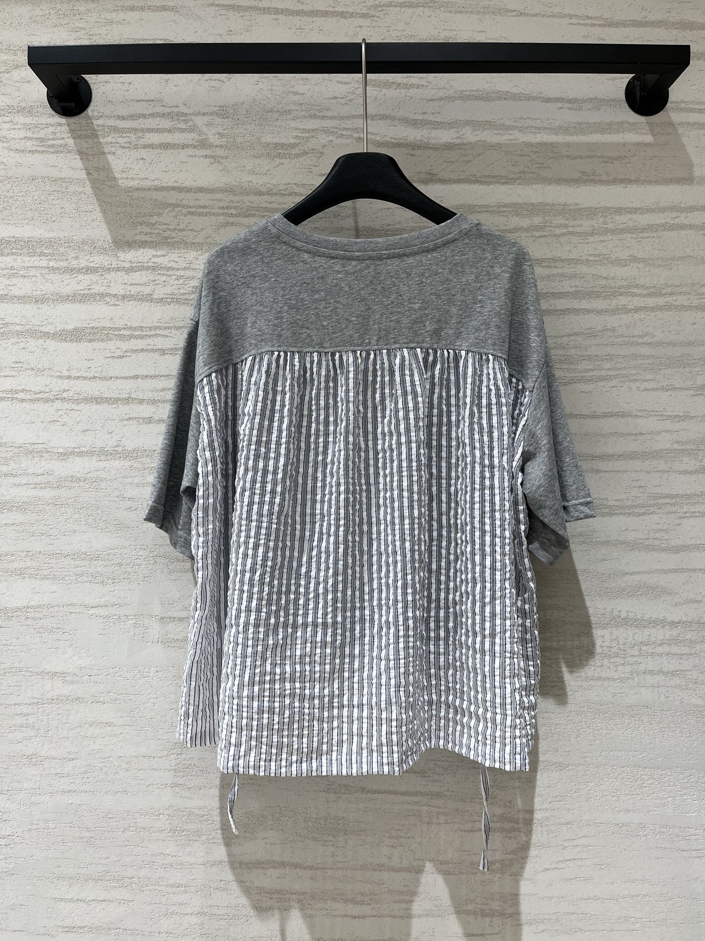Sacai 假两件拼接抽绳短袖T恤，宽松落肩版型，假两件设计，上身随性显瘦，上半部分棉感面料 + 下半部