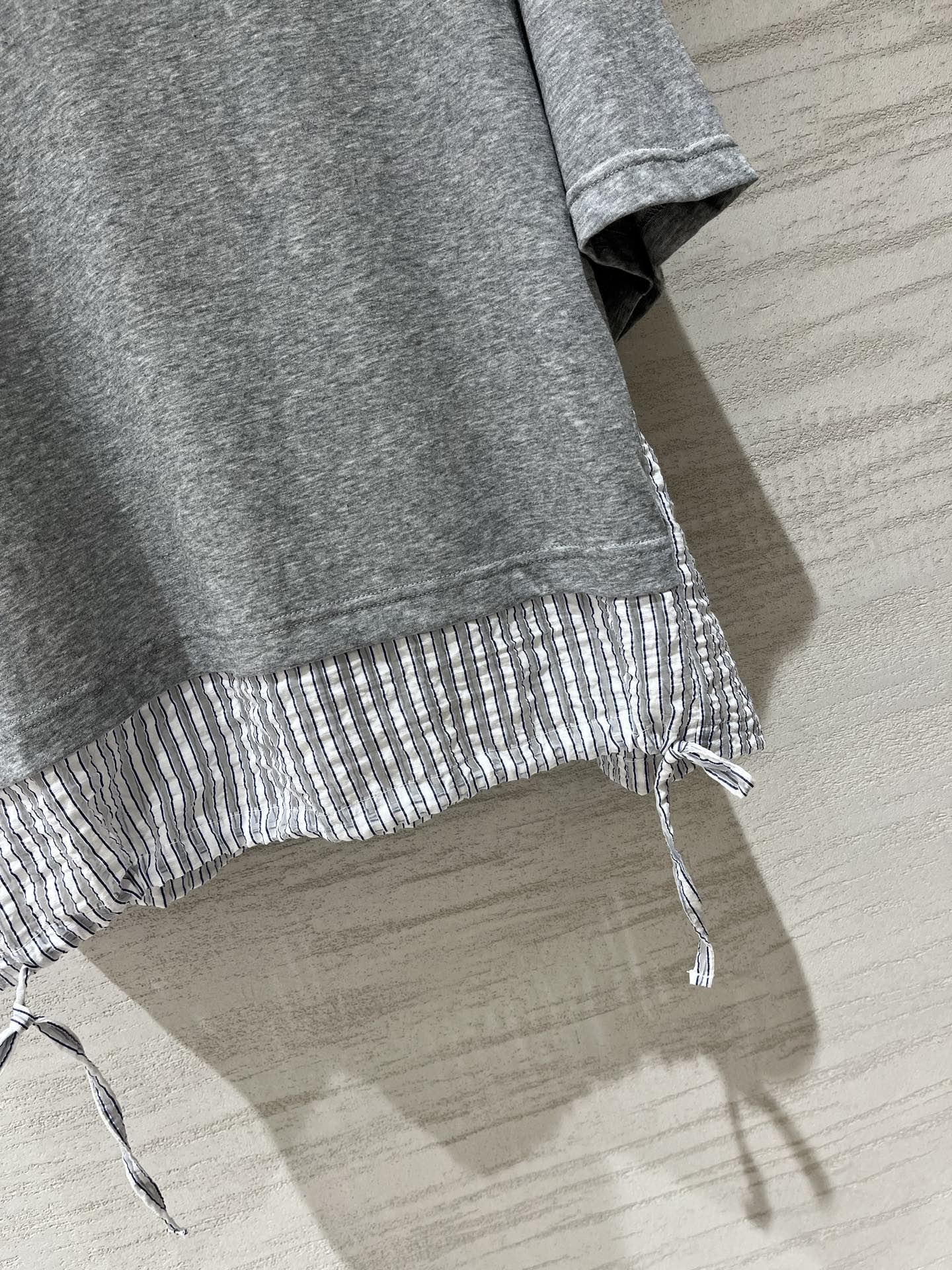 Sacai 假两件拼接抽绳短袖T恤，宽松落肩版型，假两件设计，上身随性显瘦，上半部分棉感面料 + 下半部