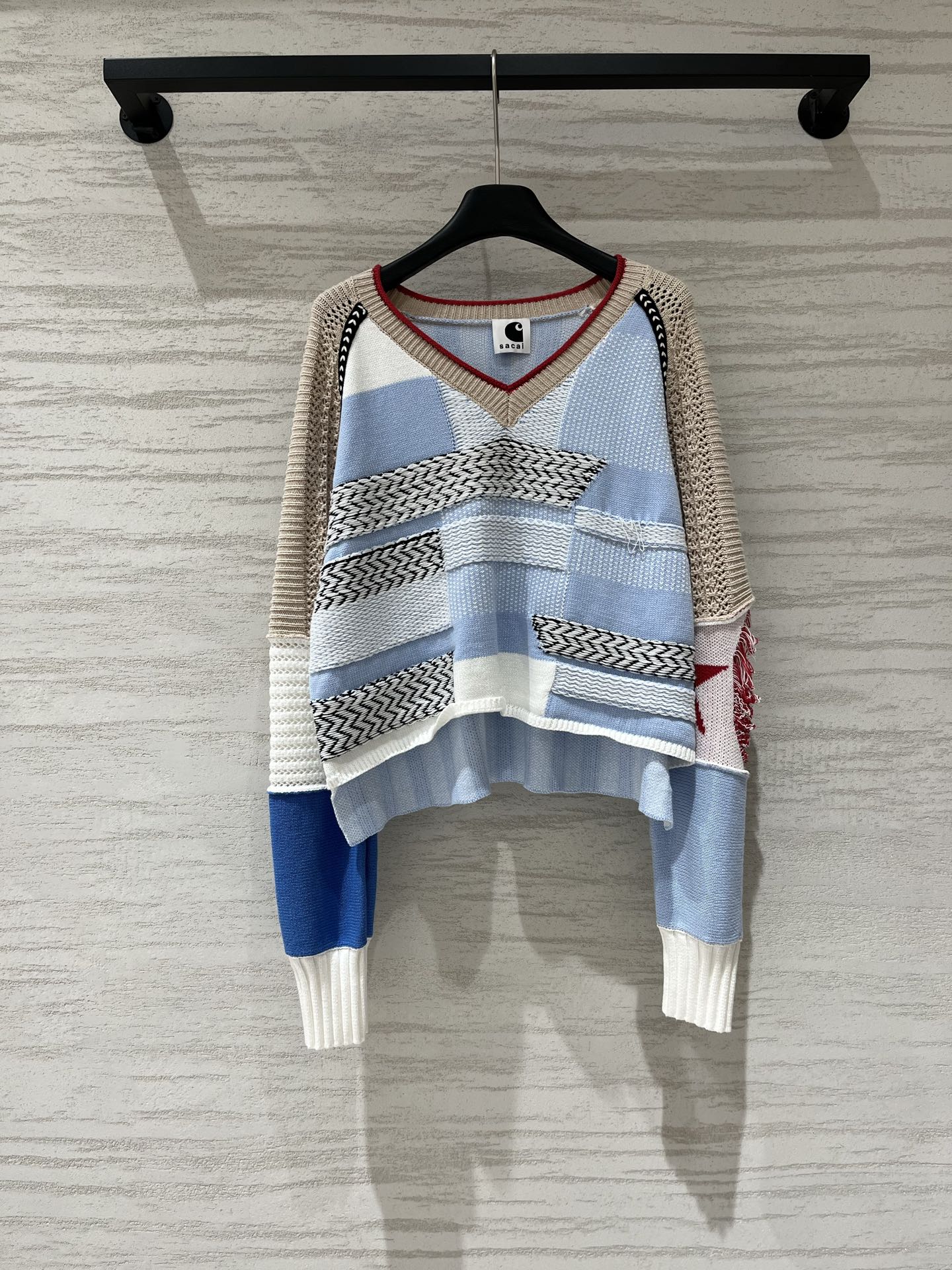 NO:924196,Sacai's popular style is a patchwork V-neck sweater with contrasting colors. Long front and short back design. Multi-position splicing design. One piece requires a lot of scraps. Different materials and color blocks cleverly collide. Personalized and eye-catching. Stacking unlocks a sense of layering!  Code number sml,,19860909Sacai 大爆款 拼接撞色V领针织衫 前长后短设计 多位拼接设计 一件需要超级多废料 不同材质与色块巧妙碰撞 个性又吸睛 叠穿解锁层次感！码数sml,,,Women's clothing