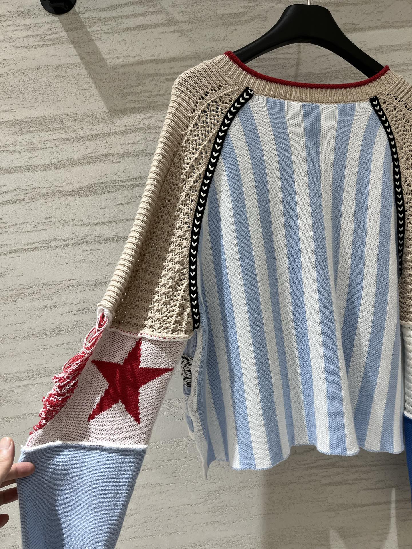 Sacai 大爆款 拼接撞色V领针织衫 前长后短设计 多位拼接设计 一件需要超级多废料 不同材质与色块巧