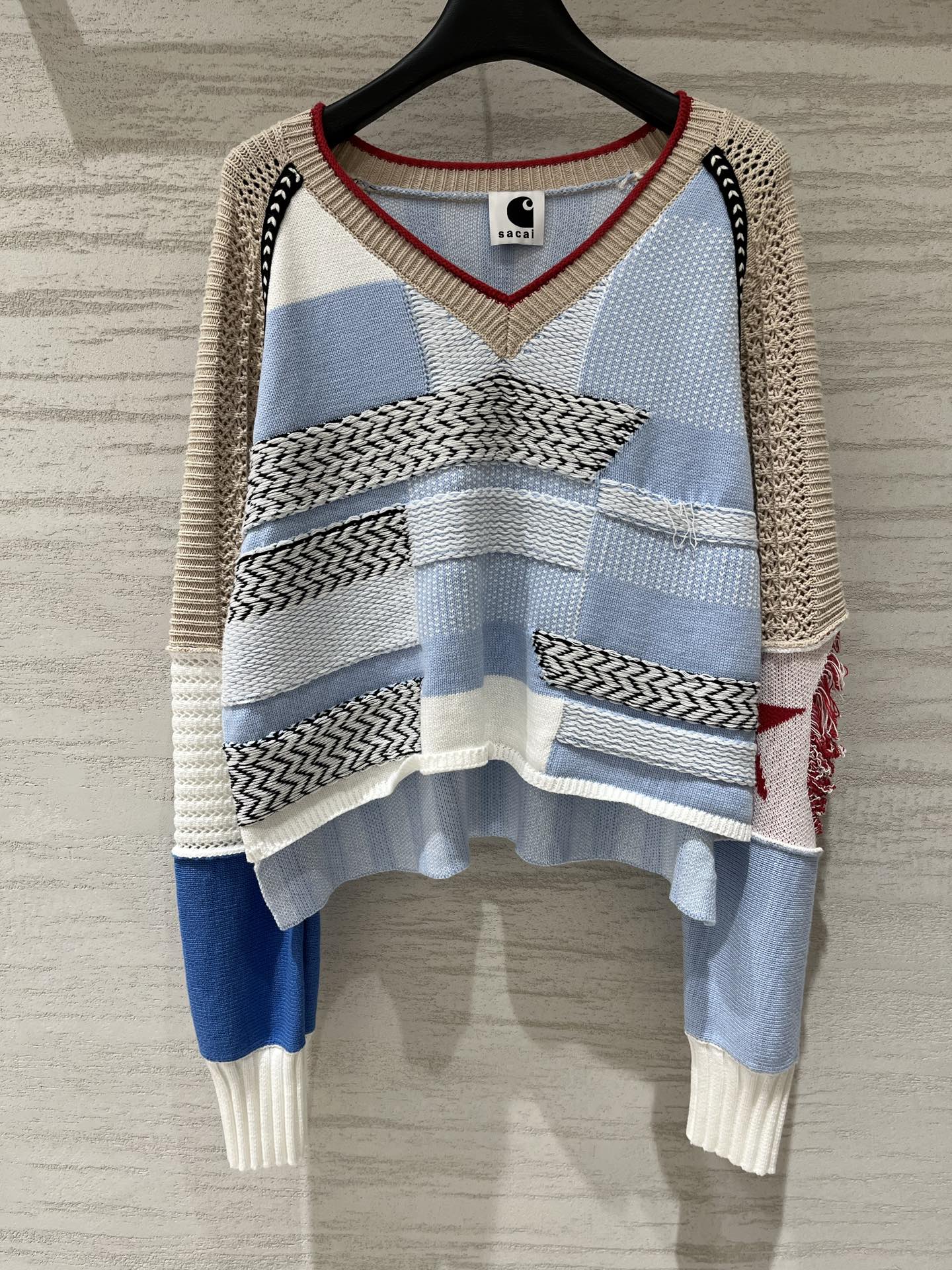 Sacai 大爆款 拼接撞色V领针织衫 前长后短设计 多位拼接设计 一件需要超级多废料 不同材质与色块巧