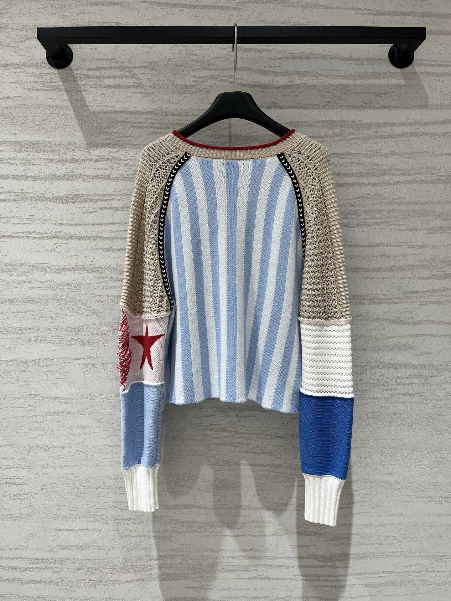 Sacai 大爆款 拼接撞色V领针织衫 前长后短设计 多位拼接设计 一件需要超级多废料 不同材质与色块巧