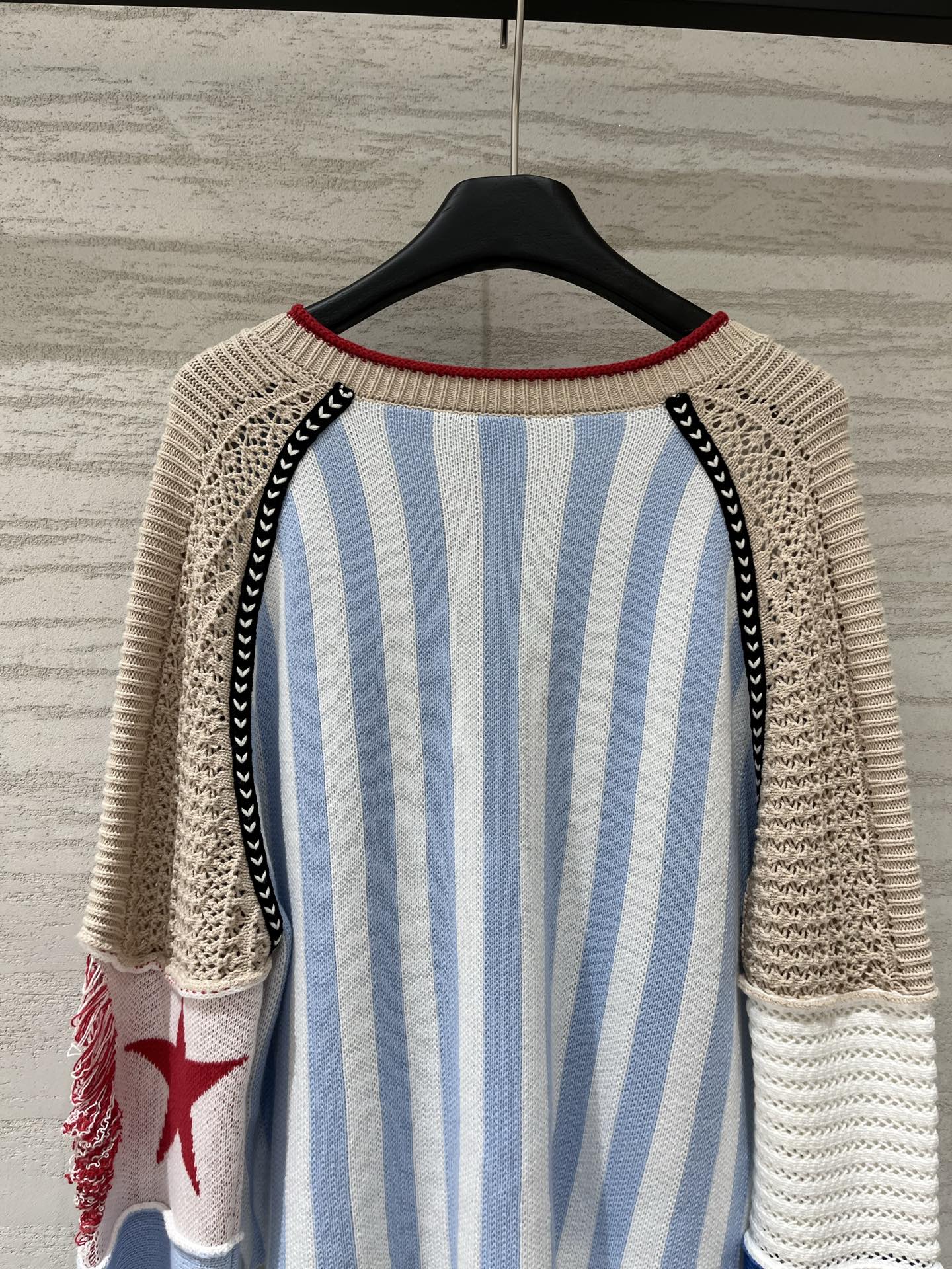 Sacai 大爆款 拼接撞色V领针织衫 前长后短设计 多位拼接设计 一件需要超级多废料 不同材质与色块巧