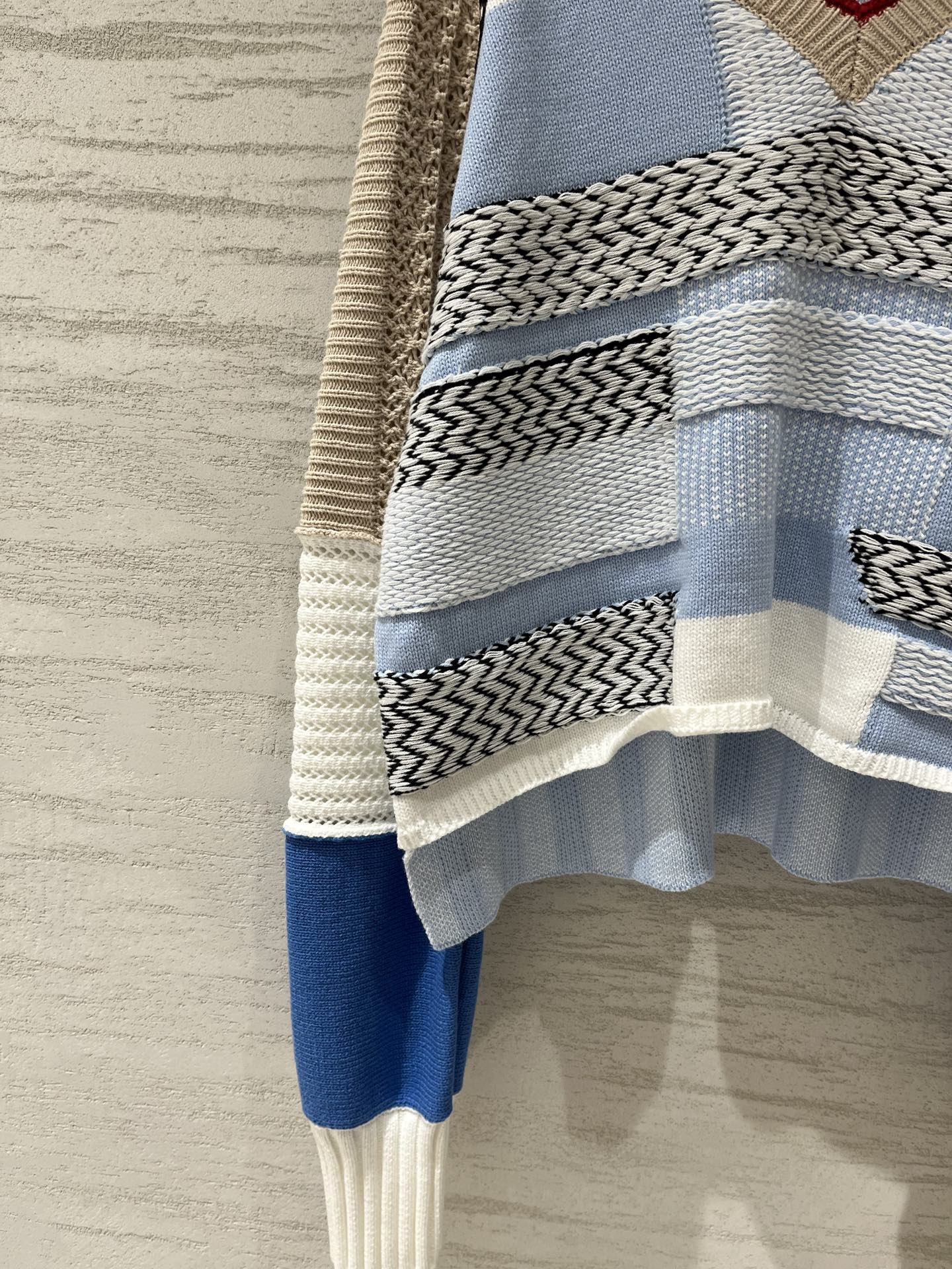 Sacai 大爆款 拼接撞色V领针织衫 前长后短设计 多位拼接设计 一件需要超级多废料 不同材质与色块巧