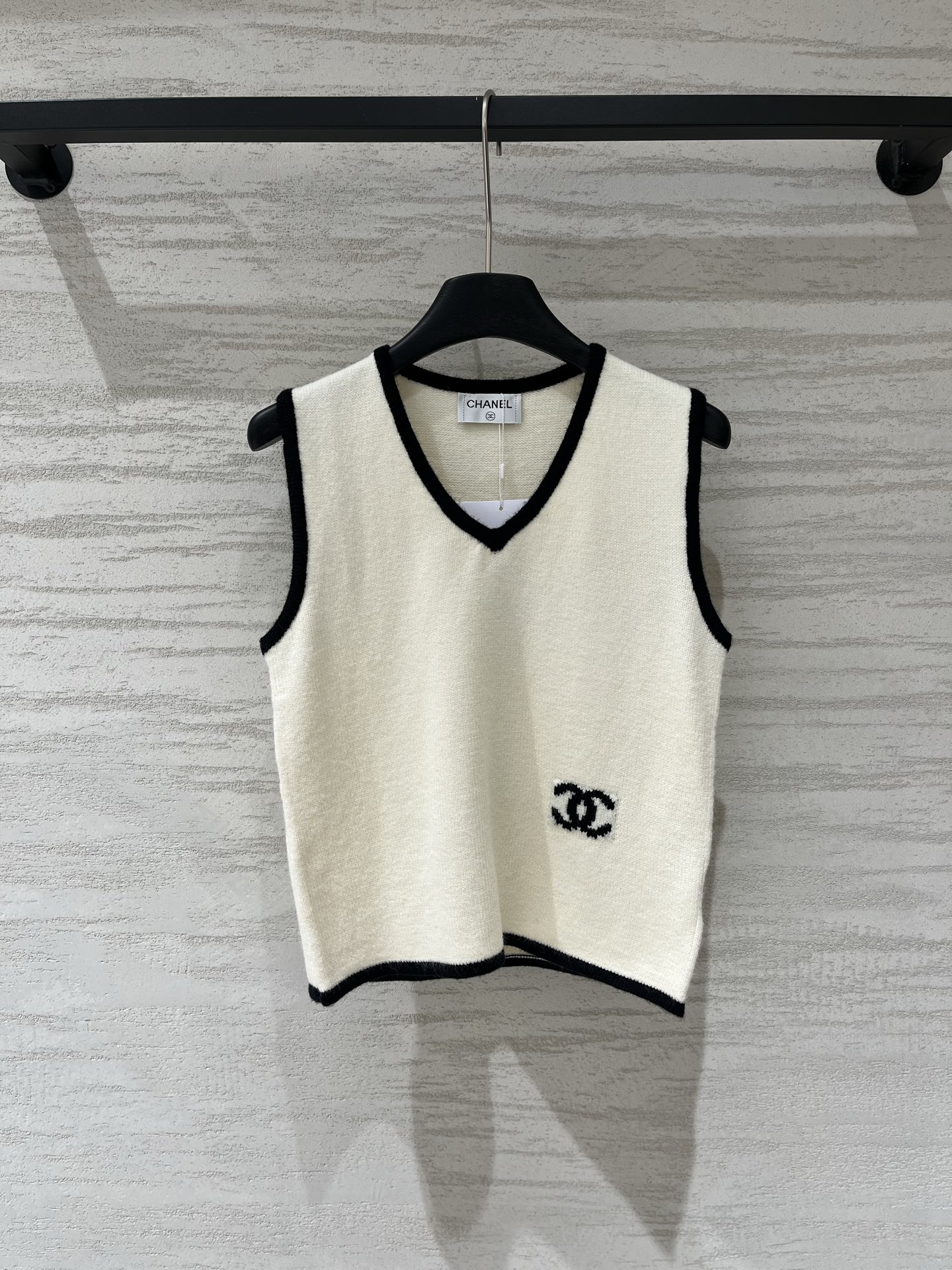 NO:924187,CHANEL 26 new summer style, simple style contrasting color V-neck vest style, logo pattern decoration and upper body full of high-end atmosphere, three-color SML,,chanel,19860909CHANEL 26夏季新款 简约风撞色V领背心款 logo图案修饰点缀 上身高级氛围感十足 三色SML,,chanel,,Women's clothing