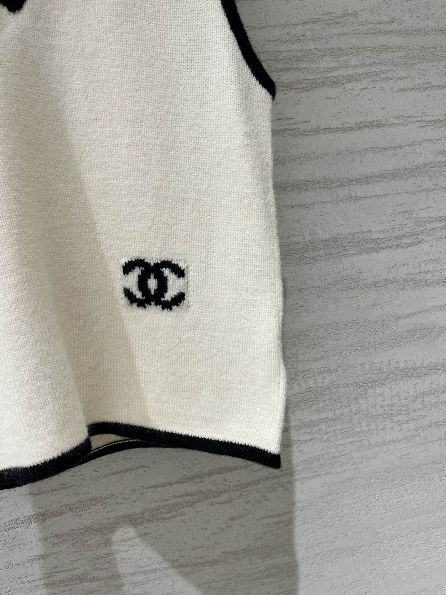 CHANEL 26夏季新款 简约风撞色V领背心款 logo图案修饰点缀 上身高级氛围感十足 三色SML
