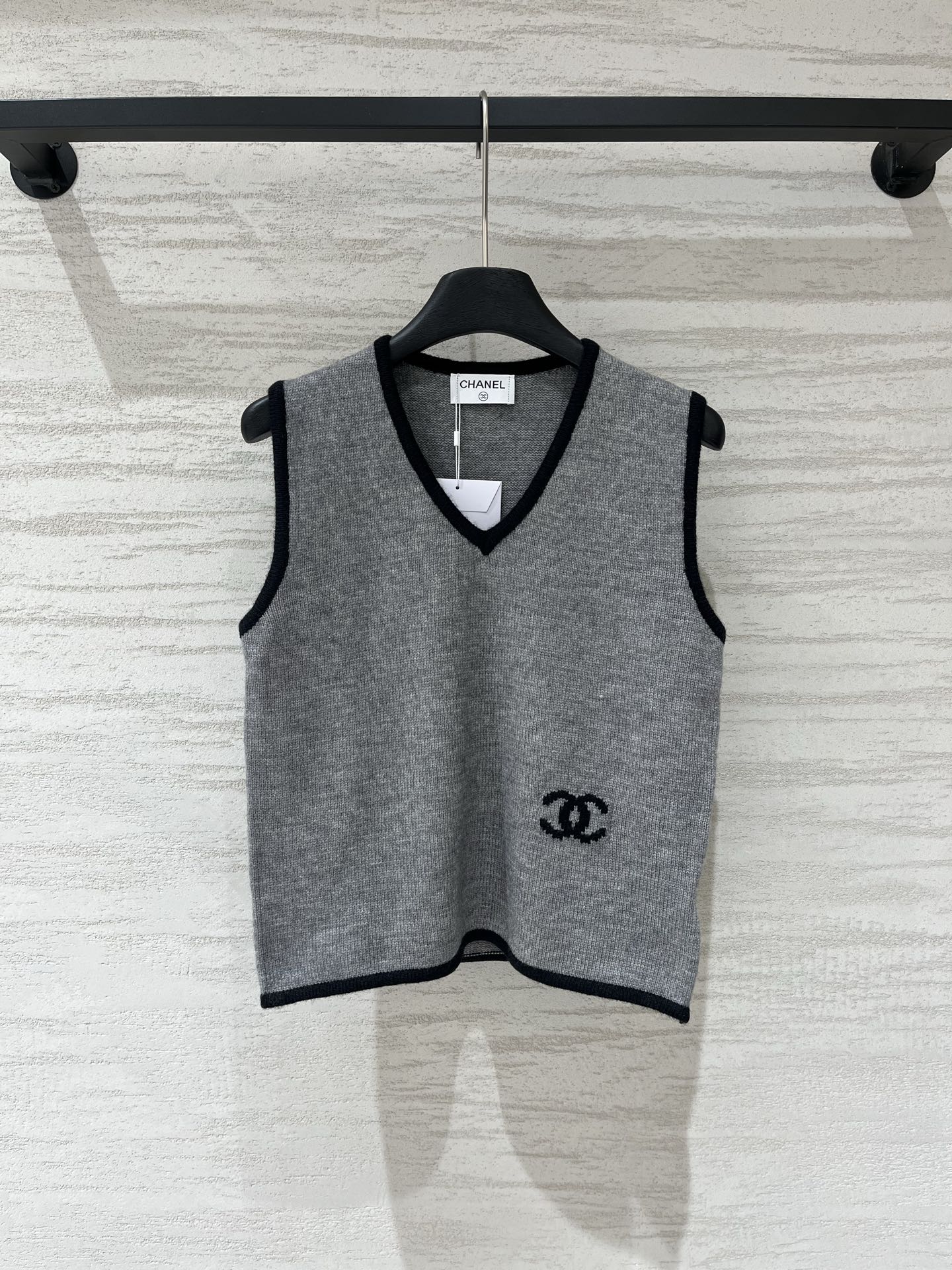 CHANEL 26夏季新款 简约风撞色V领背心款 logo图案修饰点缀 上身高级氛围感十足 三色SML