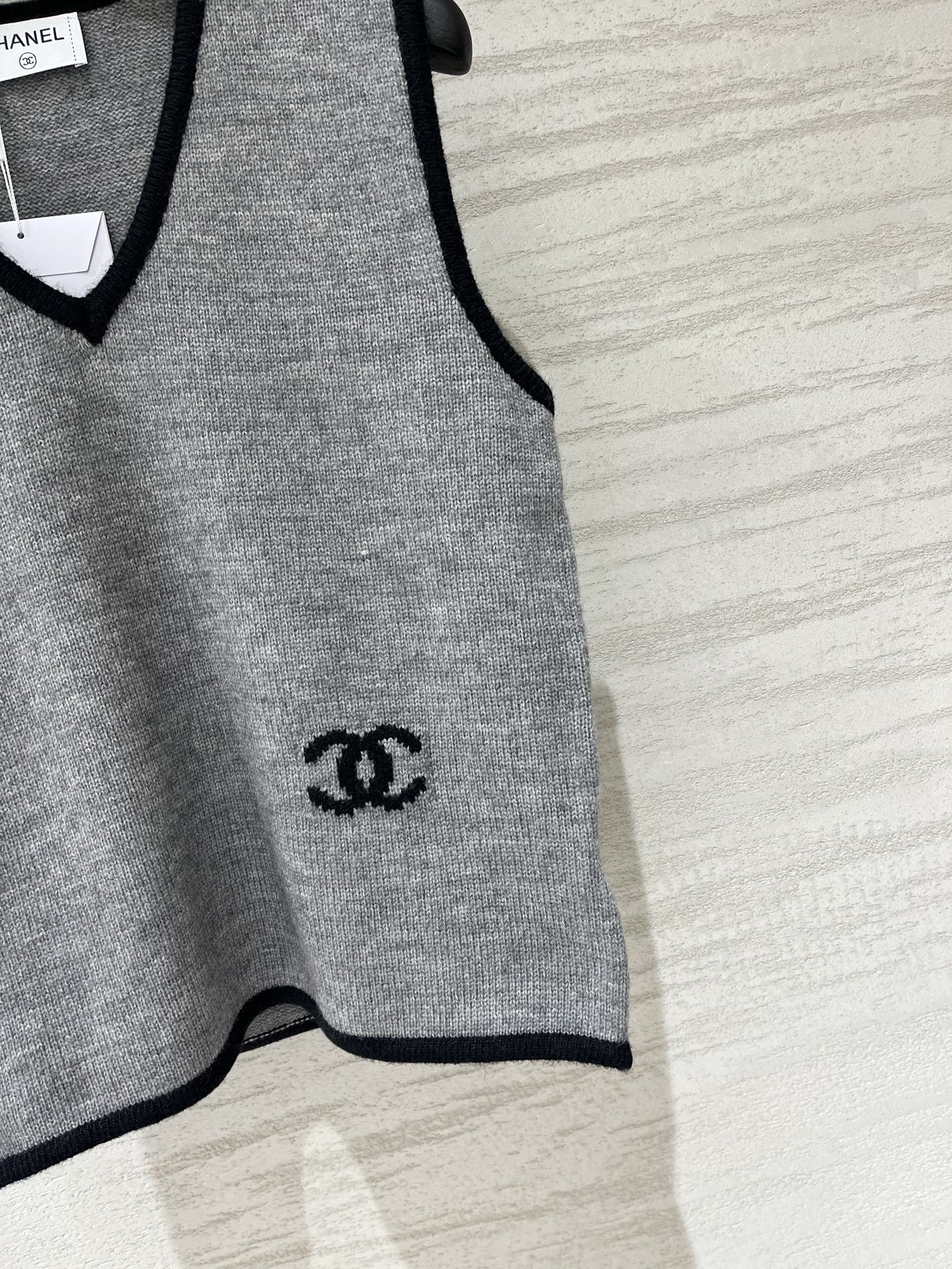 CHANEL 26夏季新款 简约风撞色V领背心款 logo图案修饰点缀 上身高级氛围感十足 三色SML