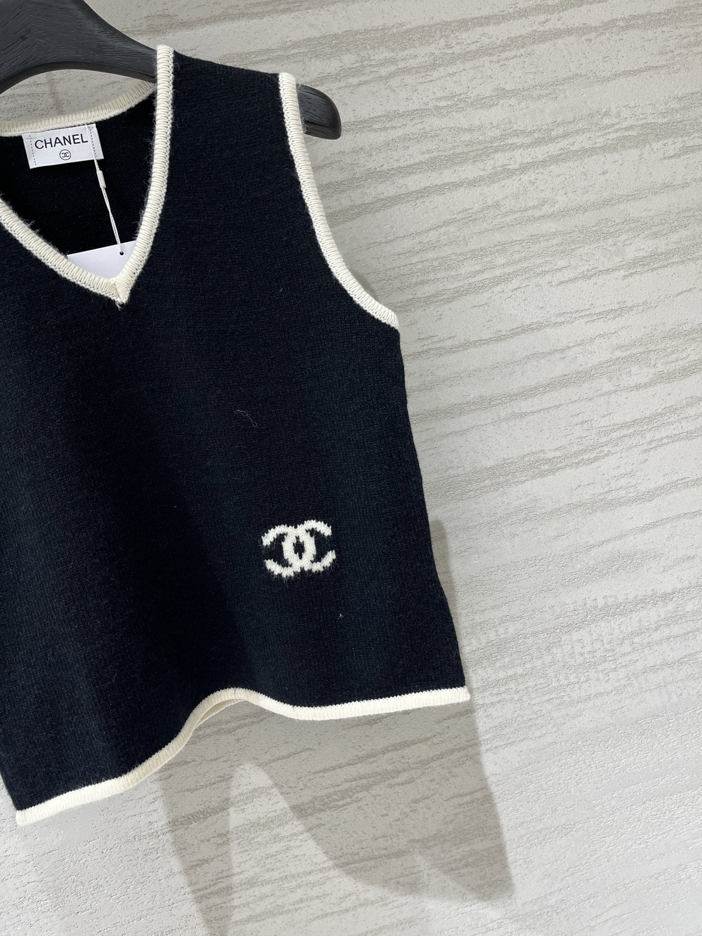 CHANEL 26夏季新款 简约风撞色V领背心款 logo图案修饰点缀 上身高级氛围感十足 三色SML