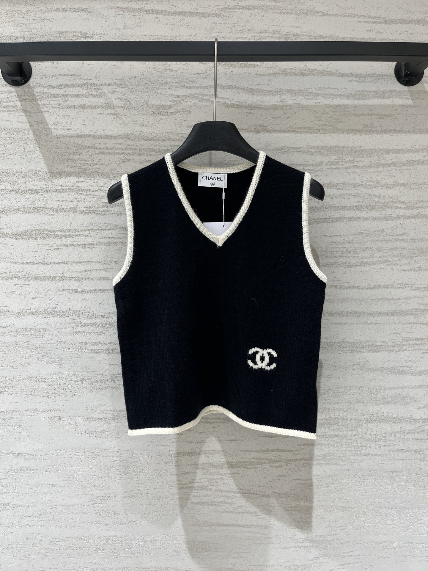 CHANEL 26夏季新款 简约风撞色V领背心款 logo图案修饰点缀 上身高级氛围感十足 三色SML