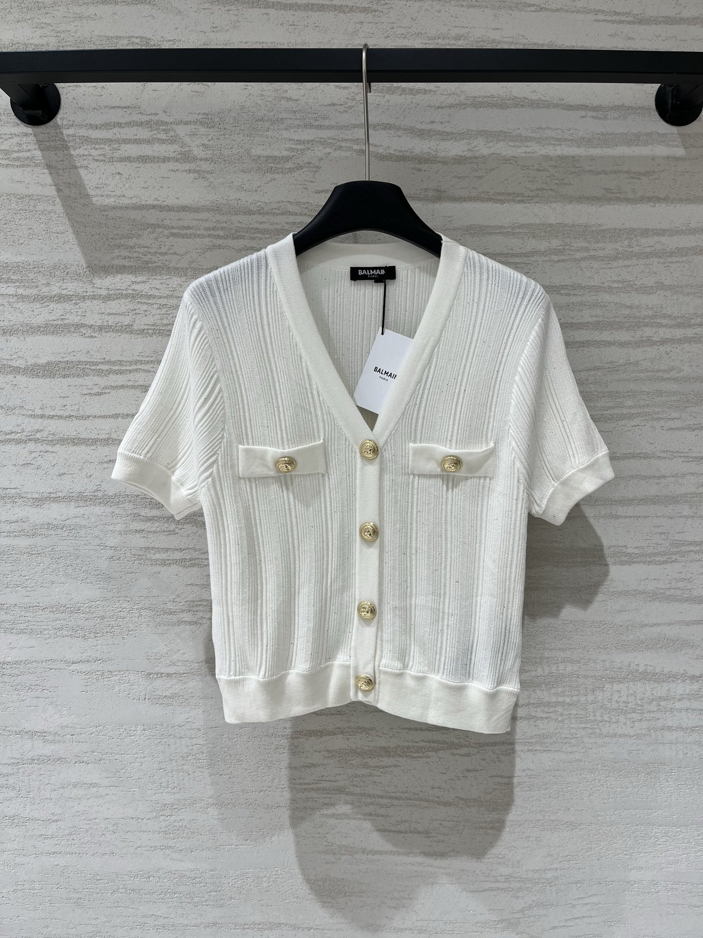 NO:924183,Balmain 26 new summer style V-neck cardigan, short-sleeved style, logo pattern decoration, upper body full of high-end atmosphere, two-color SML, balmain, T-shirt,19860909Balmain 26夏季新款 V领开衫短袖款 logo图案修饰点缀 上身高级氛围感十足 两色SML,,balmain,T-shirt,,Women's clothing