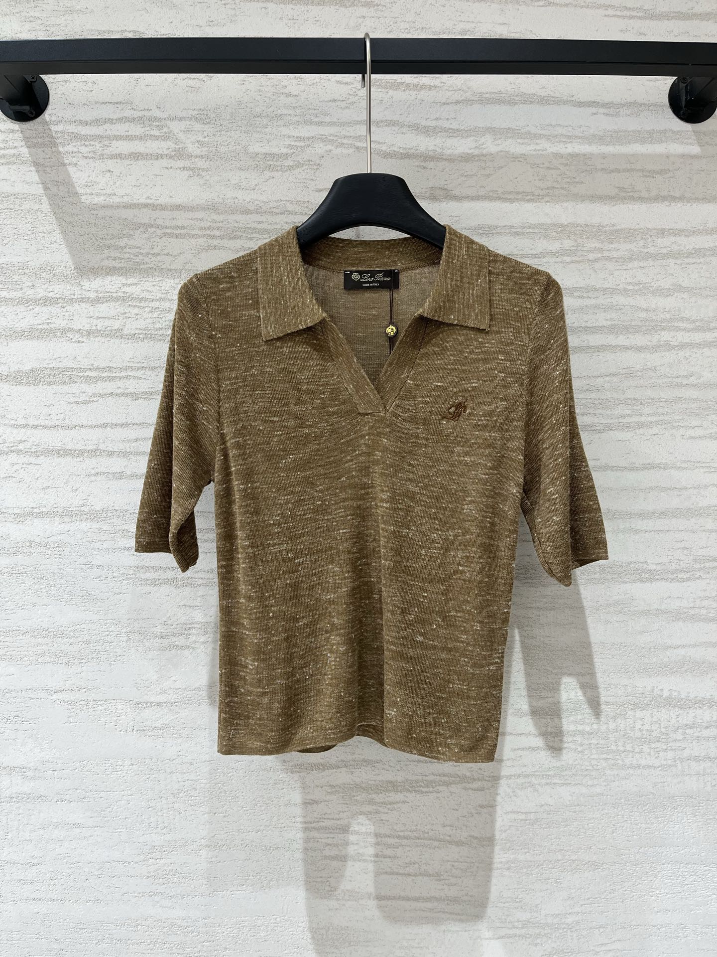NO:924177,220L 26 new summer style, simple and thin round neck, short-sleeved style, logo pattern decoration, upper body full of high-end atmosphere, two-color SML, loro piana, T-shirt,19860909220L 26夏季新款 简约薄款圆领短袖款 logo图案修饰点缀 上身高级氛围感十足 两色SML,,loro piana,T-shirt,,Women's clothing