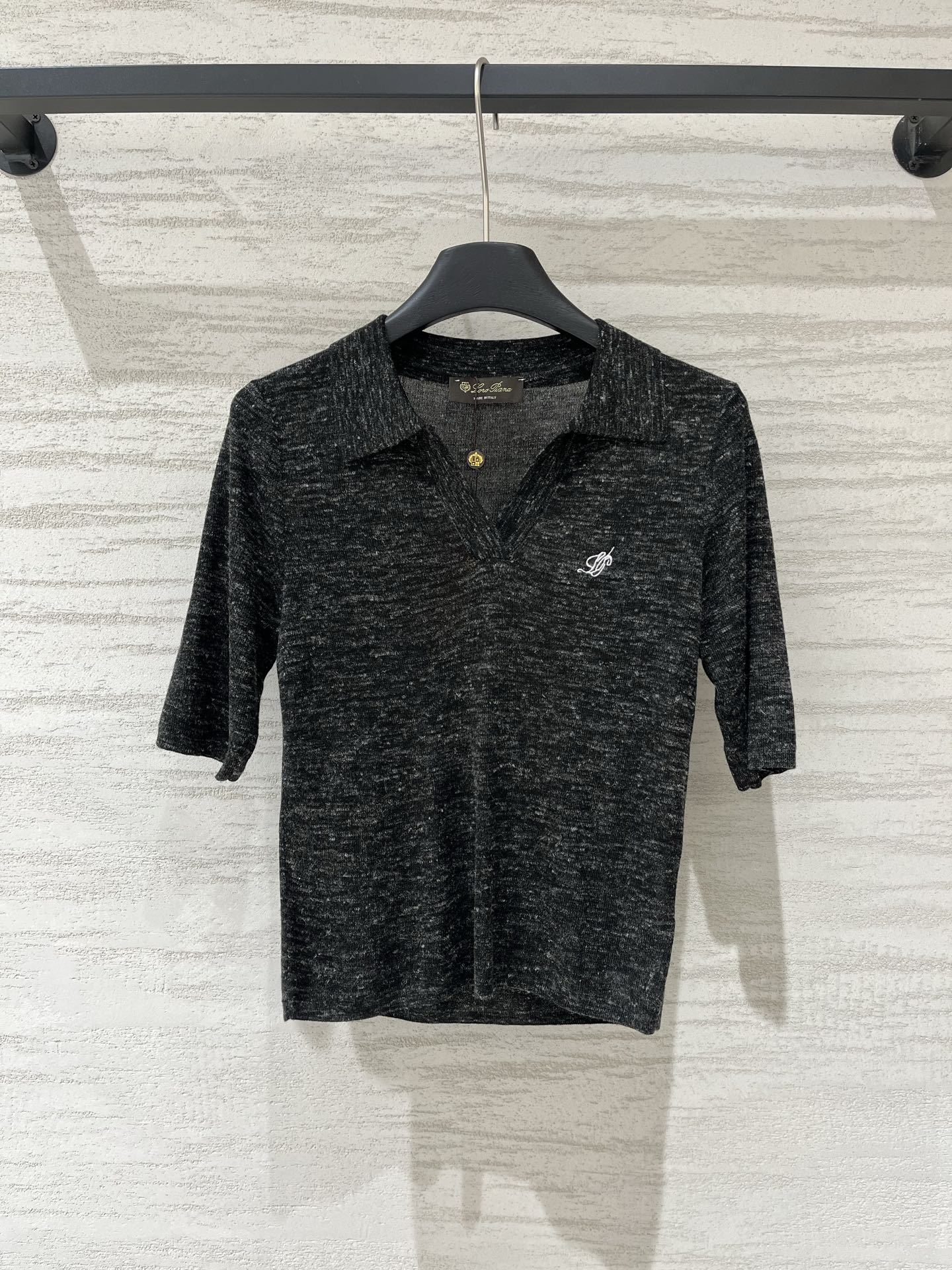 NO:924171,220L 26 new summer style, simple and thin style with olo collar and short sleeves, logo pattern decoration and upper body full of high-end atmosphere. Two-color SML, loro piana, T-shirt,19860909220L 26夏季新款 简约薄款olo领短袖款 logo图案修饰点缀 上身高级氛围感十足 两色SML,,loro piana,T-shirt,,Women's clothing