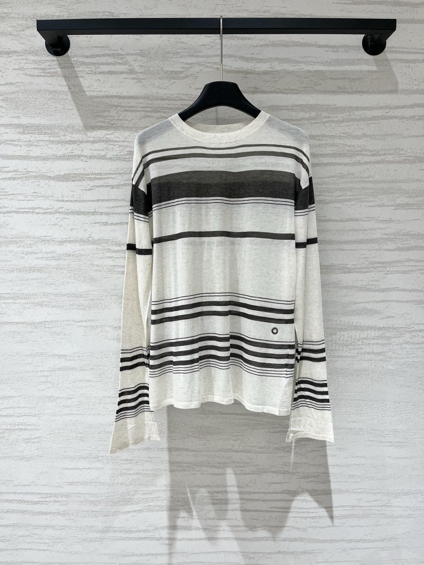 NO:924165,220L 26 new summer style, beige striped thin knitted long sleeves, suitable for sun protection, thin knitted fabric, breathable and not stuffy, small metal buckle logo on the side, low-key and textured, loose version is not unsightly, looks good when worn alone or with an inner layer, size SM, loro piana,19860909220L 26夏季新款 米灰条纹薄款针织长袖,当防晒穿,薄款针织面料,透气不闷,侧边小金属扣Logo,低调有质感,宽松版型不挑人 单穿内搭都好看 码数SM,,loro piana,,Women's clothing