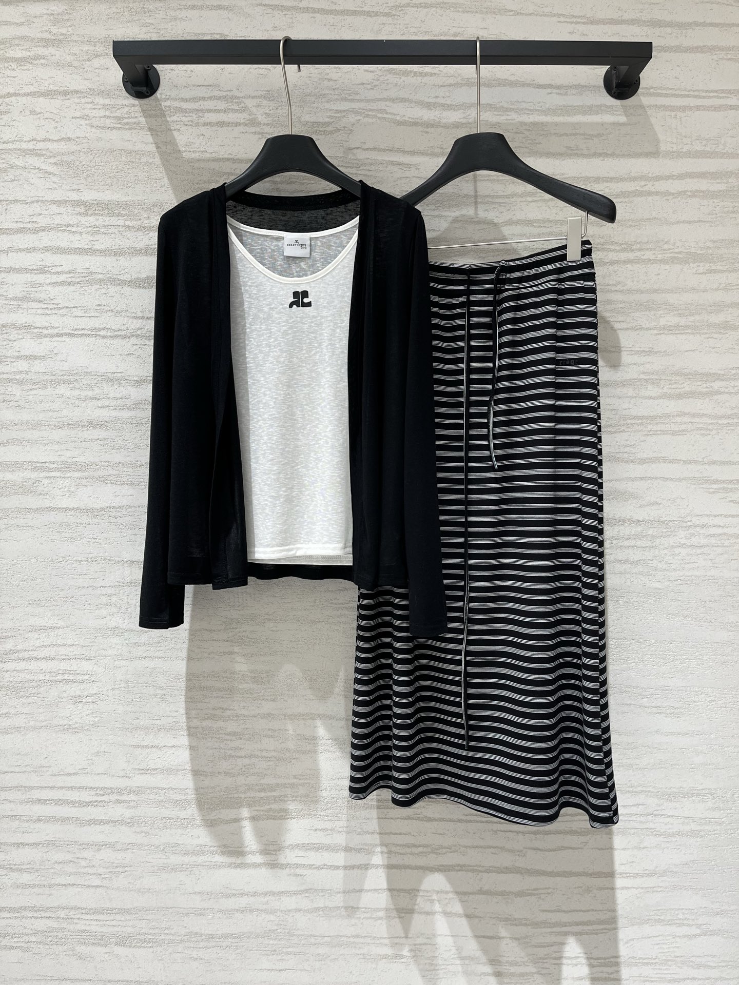 NO:924202,Courreges new summer three-piece set of cardigan + vest + striped skirt, you can go out with one set without having to think about matching it, the soft and waxy pure cotton fabric is so comfortable that you don’t want to take it off, the skirt is slim and covers the flesh, the gray color is not attractive, and it is practical and practical. Two-color SML,,skirts,19860909Courreges 夏季新款 开衫+背心+条纹半裙三件套,一套直接出门 不用想搭配,软糯纯棉面料,舒服到不想脱,半裙显瘦遮肉,灰色系不挑人,实穿性拉满 两色SML,,skirts,,Women's clothing