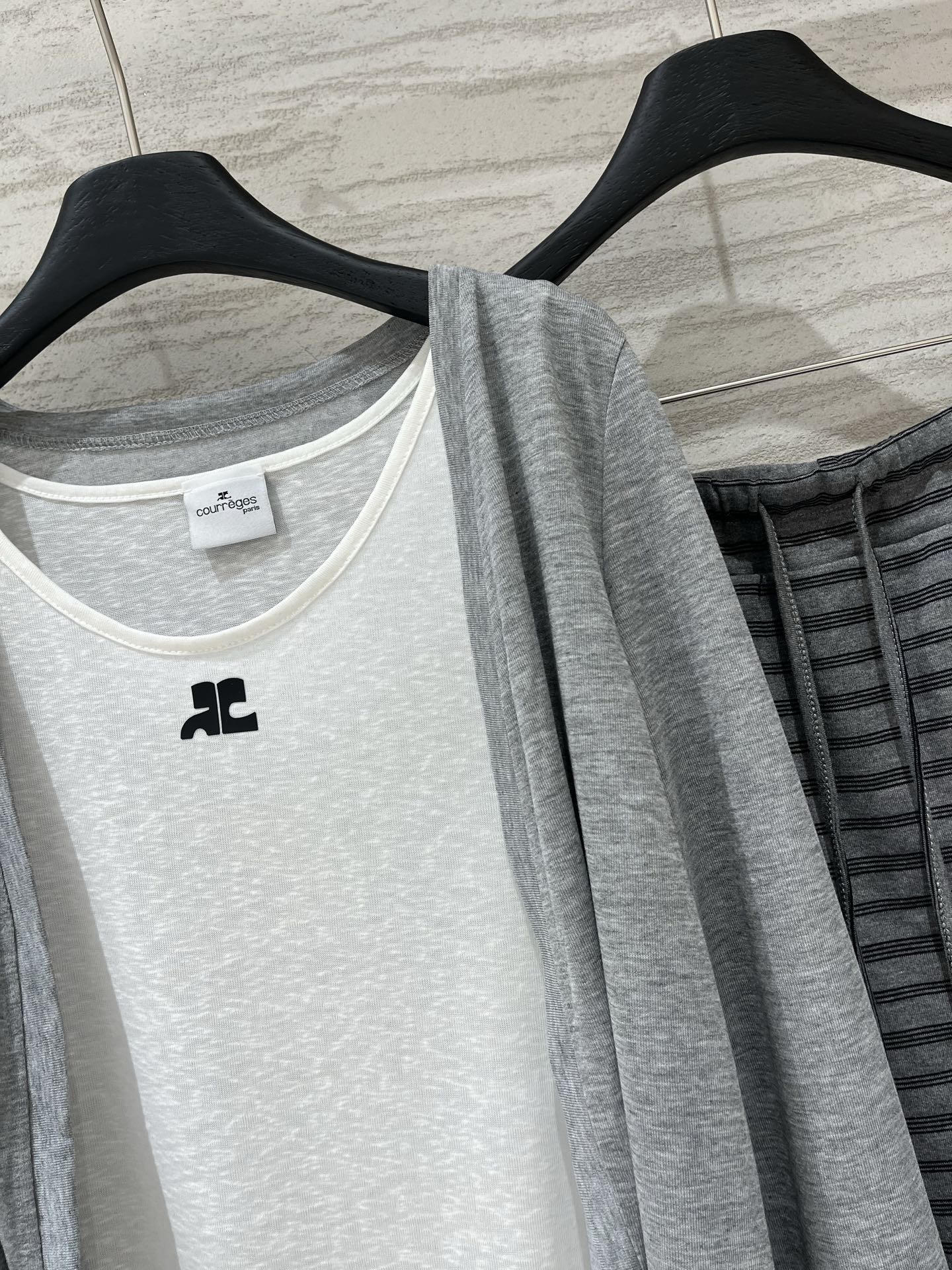 Courreges 夏季新款 开衫+背心+条纹半裙三件套，一套直接出门 不用想搭配，软糯纯棉面料，舒服到